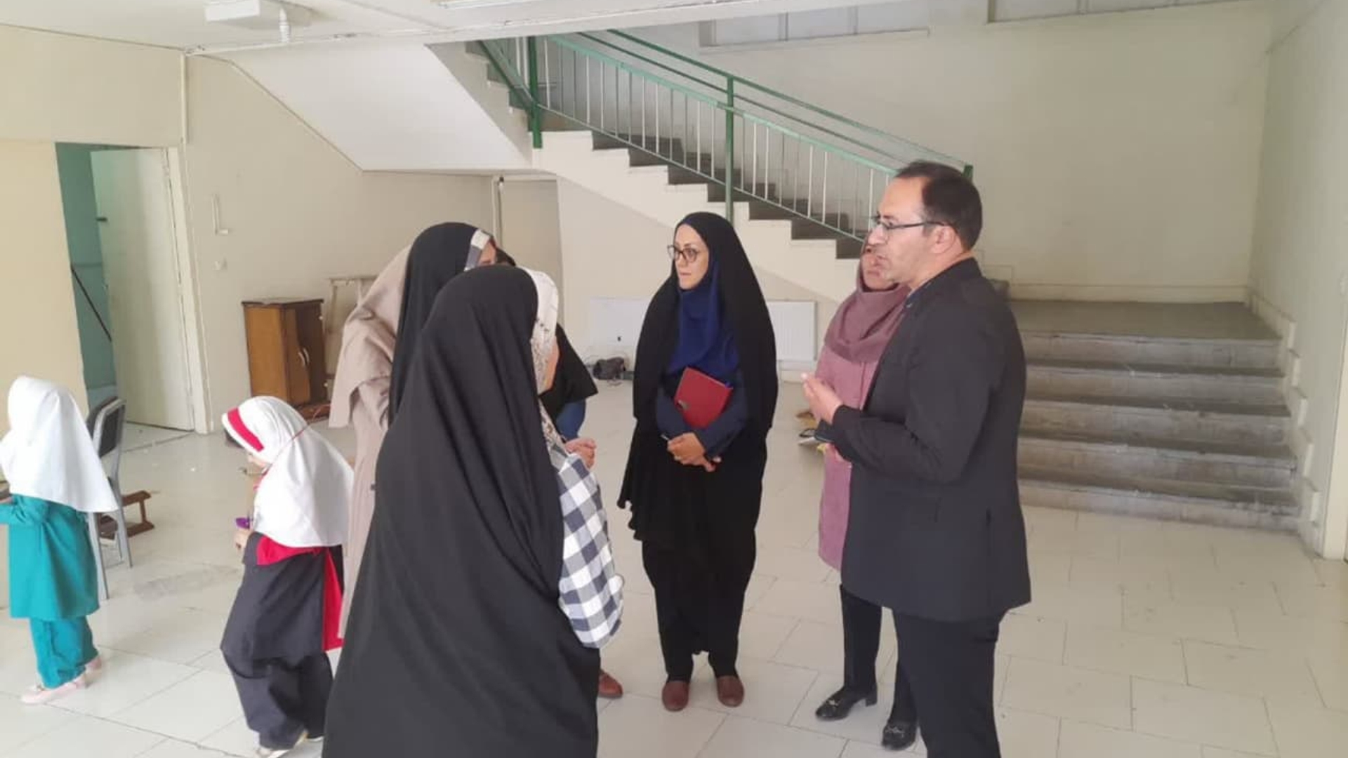 دیدار و گفتگوی اتابکی سرپرست فرمانداری شهرستان با والدین دانش آموزان مدرسه زینب کبری (س).