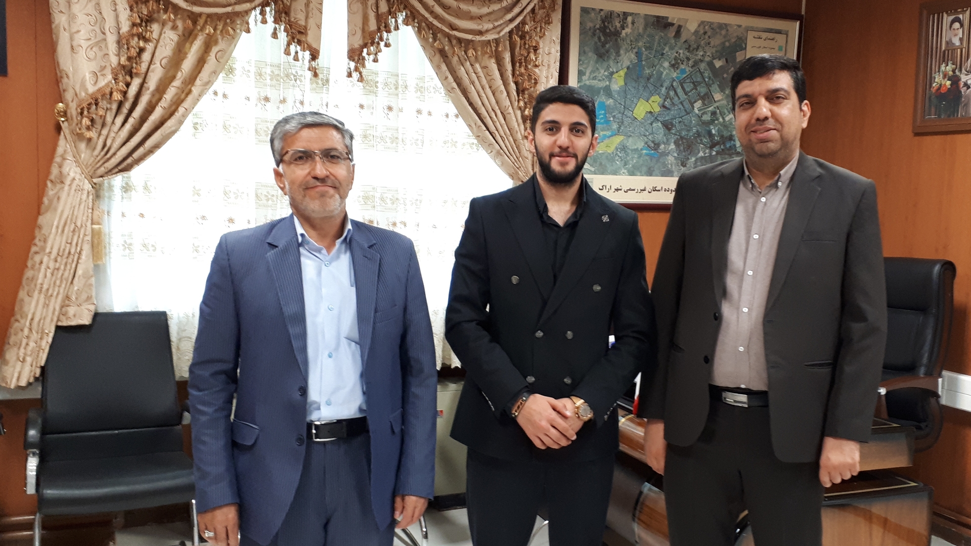 امیر هادی فرماندار شهرستان اراک:  اميرمهدي ميرزاخاني تنها نماينده استان مركزي در تيم ملي ،اين جوان پديده اراکی توانست براي اولين بار در هاكي چمني جز ٦بازيكن برتر اسيا شود.اين عنوان را به مردم شريف ايران و به خصوص مردم اراك تبريك عرض ميكنيم