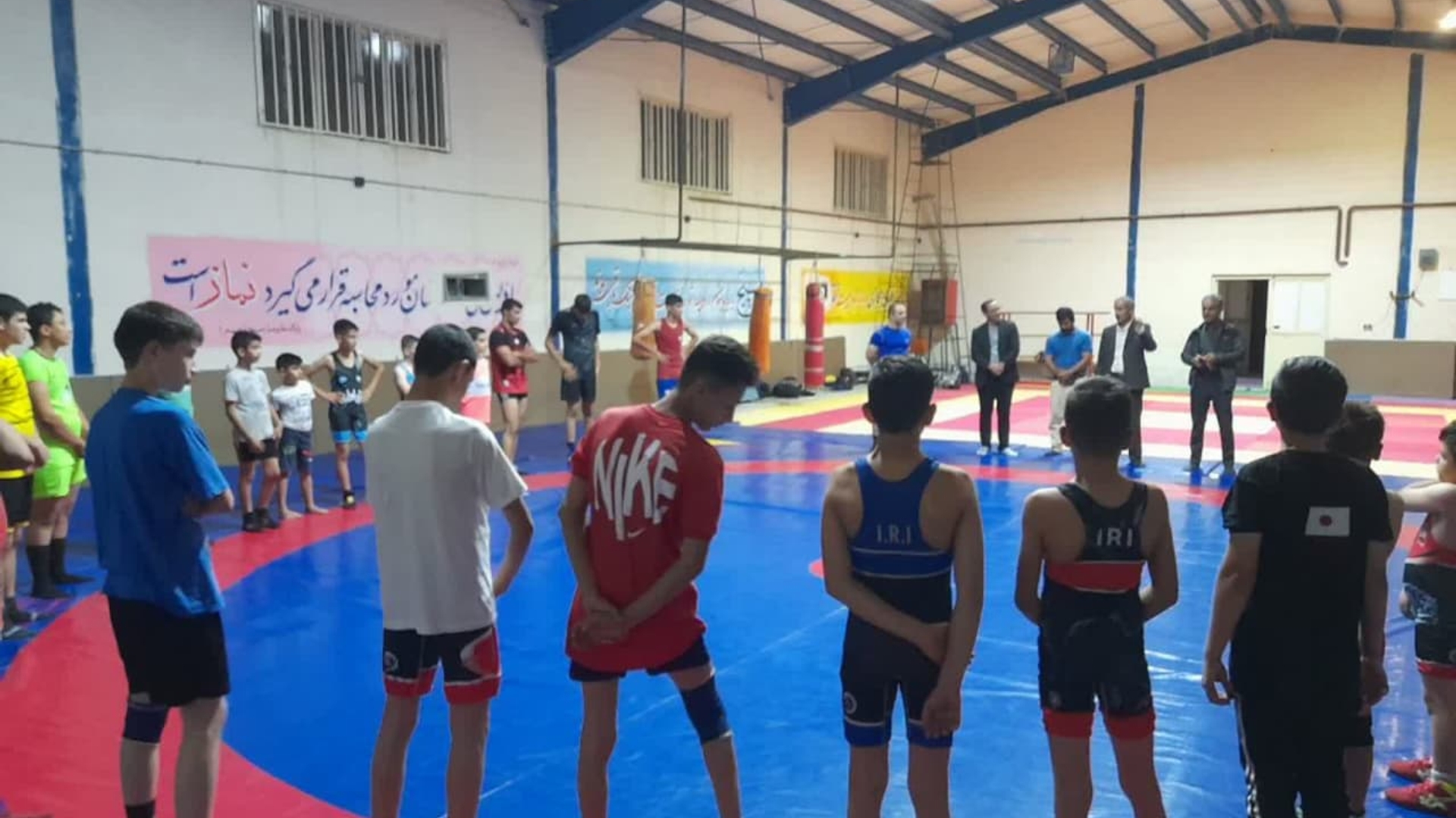 بازدید دکتر اتابکی سرپرست فرمانداری شهرستان به اتفاق اسدی رئیس اداره ورزش و جوانان از سالن کشتی صالحین شهرک امام و تمرین کشتی و دیدار با رئیس هیات و مربیان و ورزشکاران رشته کشتی و بررسی مسائل و مشکلات این حوزه