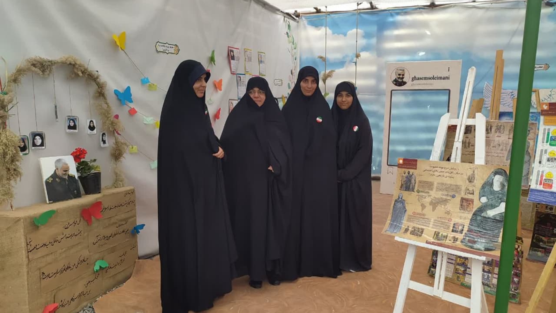 بازدید  مفتح زاده  مدیر کل  دفتر امور بانوان  و خانواده استانداری  از  نمایشگاه  دفاع  مقدس  در شهر  مهاجران  .   ٠٦-٠٧-١٤٠٢