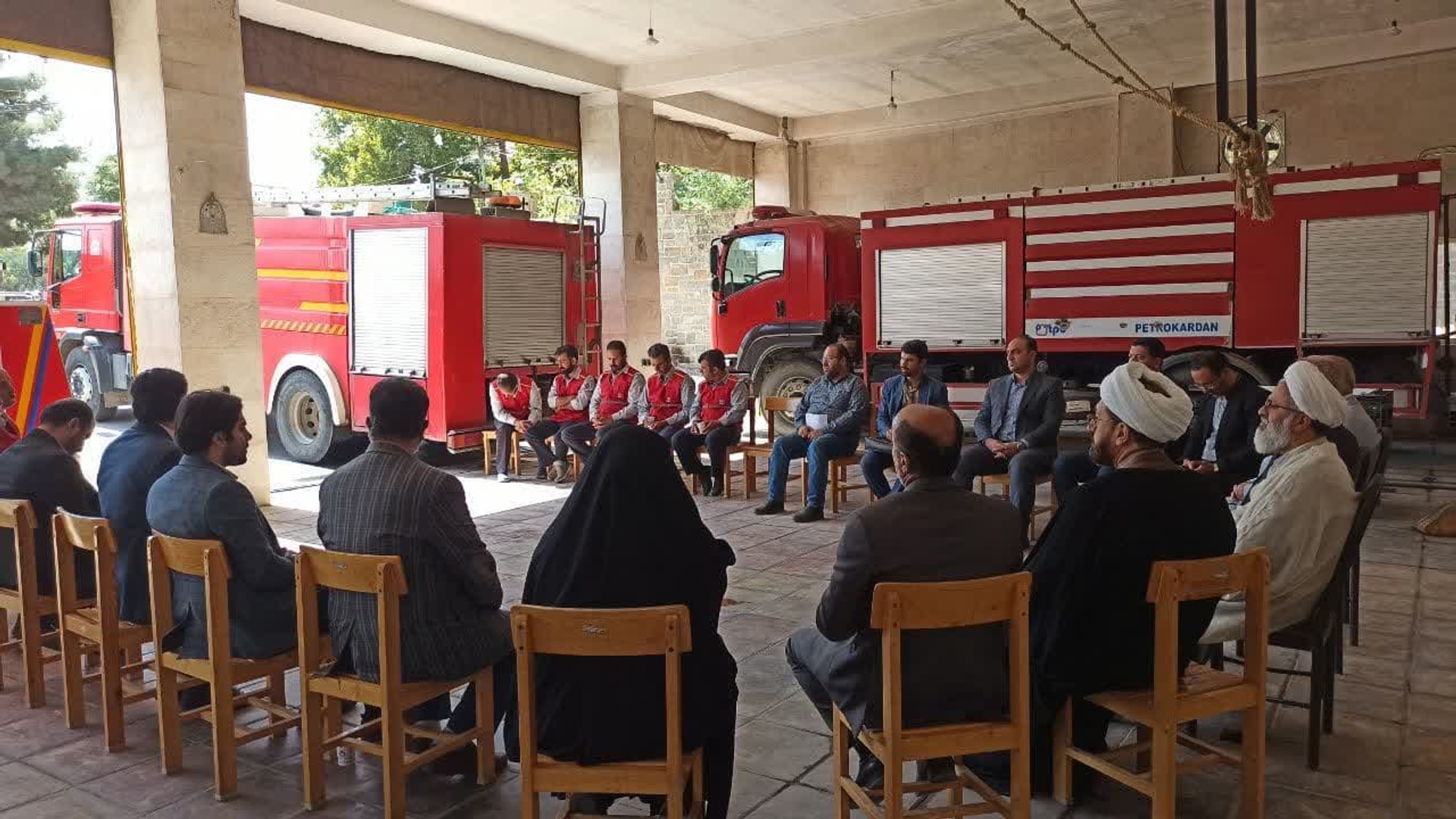 🔺به مناسبت روز آتش نشان؛ جواد اتابکی فرماندار شهرستان تفرش به همراه حجت‌الاسلام اجرائی امام جمعه و جمعی از مسئولین در ایستگاه آتش نشانی شهرداری حضور یافت و ضمن خسته نباشی؛ این روز را به آتش نشانان تفرش تبریک گفت.