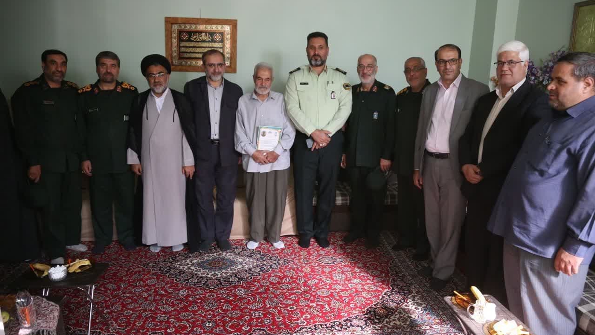 تجلیل استاندار مرکزی از خانواده شهید «اسدالله قریشی»

🔸به مناسبت هفته دفاع مقدس، جانشین سازمان بسیج مستضعفین، استاندار مرکزی، مفتح زاده مدیر کل دفتر امور بانوان وخانواده  استانداری  جمعی از مسئولین و فرماندهان نظامی استان با حضور در منزل شهید والامقام «سید اسدالله قریشی» ضمن دیدار با خانواده معظم شهید و تجدید میثاق با شهدا، از شکیبایی و ایثار والدین این شهید معزز تجلیل کردند.

🔸در این دیدار فرمانده سپاه روح‌الله به روایتگری و نقل خاطراتی از شهید قریشی پرداخت.

🔸استاندار مرکزی نیز با اشاره به نقش برجسته رزمندگان استان مرکزی در دفاع مقدس، گفت: ویژگی‌هایی که یک جامعه را متمایز می‌کنند مولفه‌های هویتی هستند و فرماندهان و بنیانگذاران جریان جهاد و شهادت جزو مولفه‌های هویتی اصلی استان مرکزی هستند و استان غنی از این عناصر ارزشمند است.

مخلص الائمه ادامه داد: قدرشناس صبوری مادران شهدا هستیم و پیام قدرشناسی خدمتگزاران استان همتی حضور و ادای احترام به خانواده معظم شهیدان است‌.

🔹شهید قریشی در یکم مردادماه ۱۳۴۵ در شهرستان خمین متولد شد. پس از انقلاب اسلامی وارد سپاه شد اما با شروع جنگ تحمیلی برای رفتن به جبهه بال و پر گشود و مدتی را مهمان کربلای ایران‌زمین بود.

🔹این شهید والامقام به عنوان مسئول گروه گشت و شناسایی در واحد اطلاعات عملیات لشکر ۱۷ علی بن ابی‌طالب (ع) خدمت می‌کرد که در بیست و یکم دی‌ماه سال ۱۳۶۵ در عملیات کربلای ۵ در منطقه عرایض خرمشهر با اصابت ترکش به شهادت رسید و پیکر مطهرش در گلزار شهدای اراک به خاک سپرده شد.

چهارشنبه ۵ مهرماه