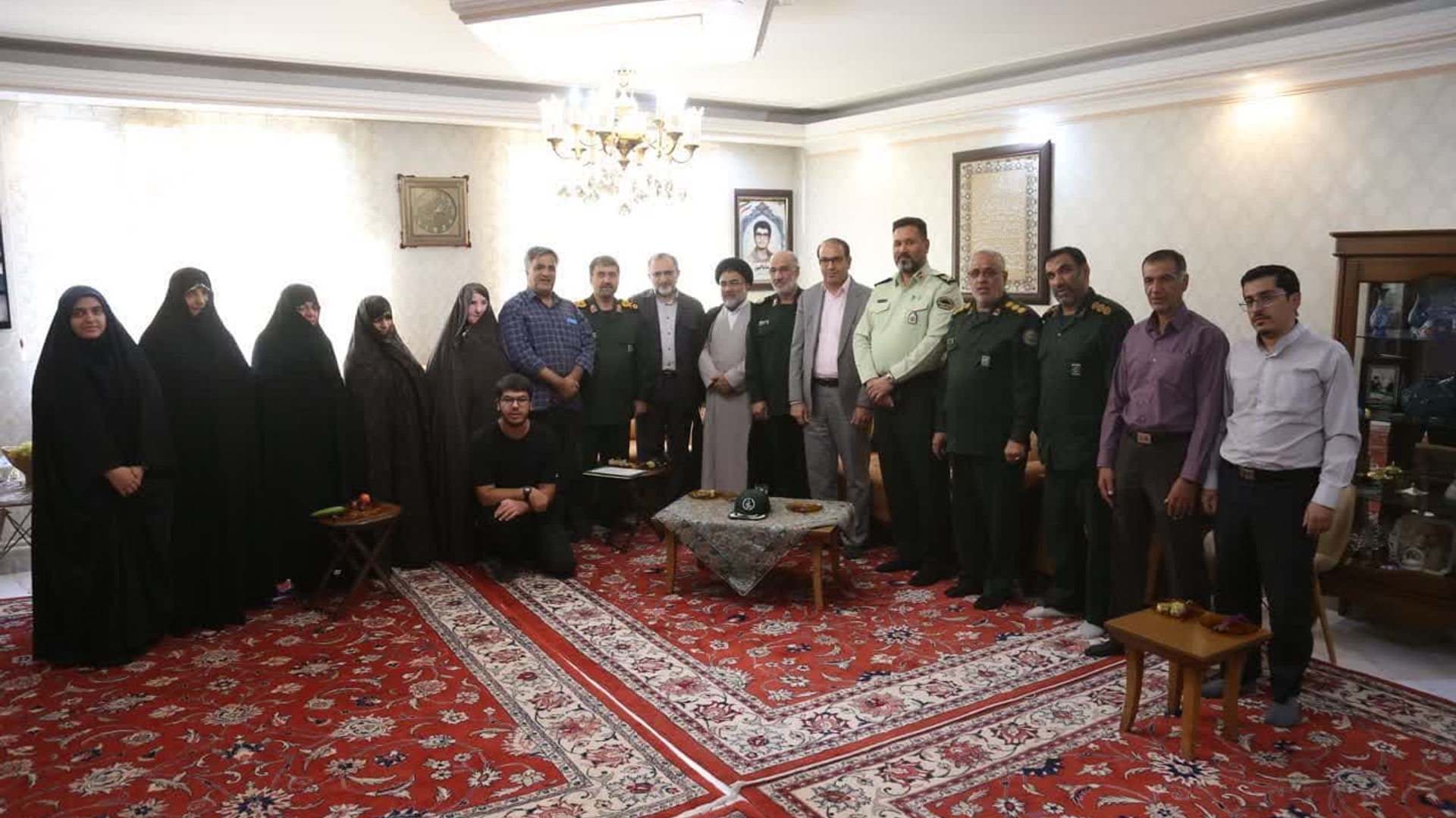 دیدار استاندار مرکزی و جانشین سازمان بسیج با خانواده شهید «رضا پاکپور»

🔹همزمان با ششمین روز از هفته دفاع مقدس، جانشین سازمان بسیج مستضعفین، استاندار مرکزی و مفتح زاده مدیر کل دفتر امور بانوان‌ و خانواده و جمعی از مسئولین استان با حضور در منزل شهید والامقام «رضا پاکپور» ضمن دیدار و گفتگو با خانواده معظم شهید، از صبر و فداکاری مادر مکرمه شهید پاکپور تجلیل کردند.

🔸در این دیدار سردار قریشی و سردار کریمی از فرماندهان پیشکسوت استان، به نقل خاطراتی از دوران دفاع مقدس و نقش آفرینی شهید پاکپور پرداختند و استاندار مرکزی نیز با بیان اینکه خانواده رزمنده‌پرور و انقلابی پاکپور در مسیر انقلاب ثابت قدم هستند، گفت: خانواده‌هایی که در خدمت نظام و انقلاب بودند حق بزرگی به گردن ما دارند چراکه بهترین داشته و دارایی خود یعنی خون پاک فرزندانشان را تقدیم انقلاب کردند.

🔹شهید رضا پاکپور در چهارم تیرماه سال ۱۳۴۲ در روستای دهسد از توابع شهرستان خنداب دیده به جهان گشود. تا کلاس اول راهنمایی به تحصیلش ادامه دهد و برای یادگیری اصول و فروع دین به حوزه علمیه رفت و در کسوت روحانی در آمد. در زمان انقلاب فعال بود و با آغاز جنگ تحمیلی برای دفاع از میهن اسلامی به جبهه رفت، هنگامی که سپاه تأسیس شد به عضویت این نهاد در آمد. ۱۸ سال بیشتر نداشت که در بیست و دوم تیر ماه سال ۱۳۶۱ در حین عملیات رمضان بر اثر اصابت تیر به قلبش در پاسگاه زید به شهادت رسید و پیکر مطهرش را در روستای دهسد به خاک سپردند.

چهارشنبه ۵ مهر ۱۴۰۲