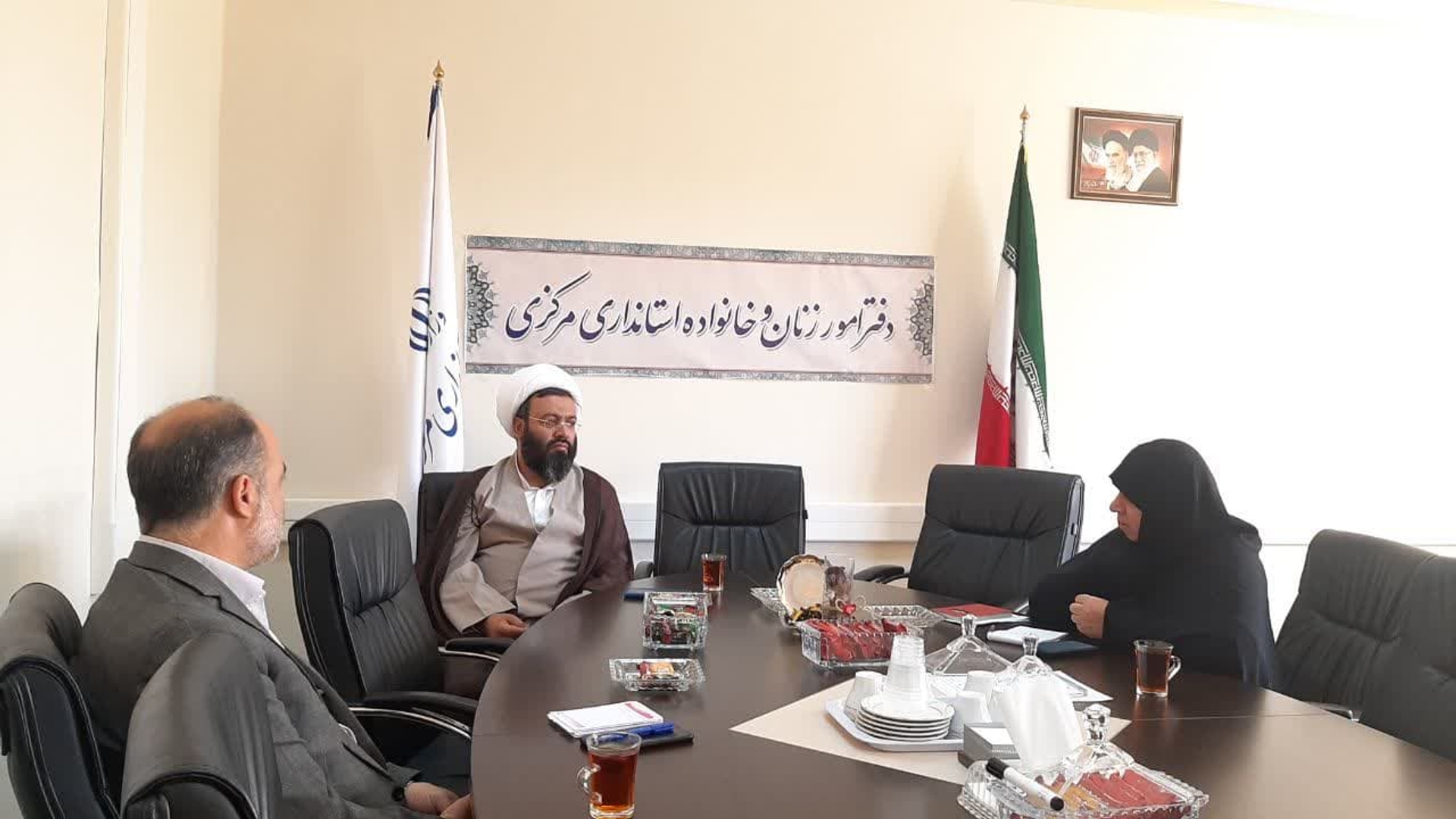 جلسه بررسی نحوه ارتقای فعالیت موسسه صندوق خیریه رویش امید رویان به  ریاست مفتح زاده  مدیر کل دفتر امور بانوان وخانواده  استانداری  و با حضور آقای  طالبی مدیر کل روابط  عمومی  استانداری  و  حجت الاسلام تاج آبادی مسئول ستاد مردمی جمعیت استان در محل  دفتر بانوان وخانواده  برگزار شد . 
شنبه  ٨-٠٧-١٤٠٢