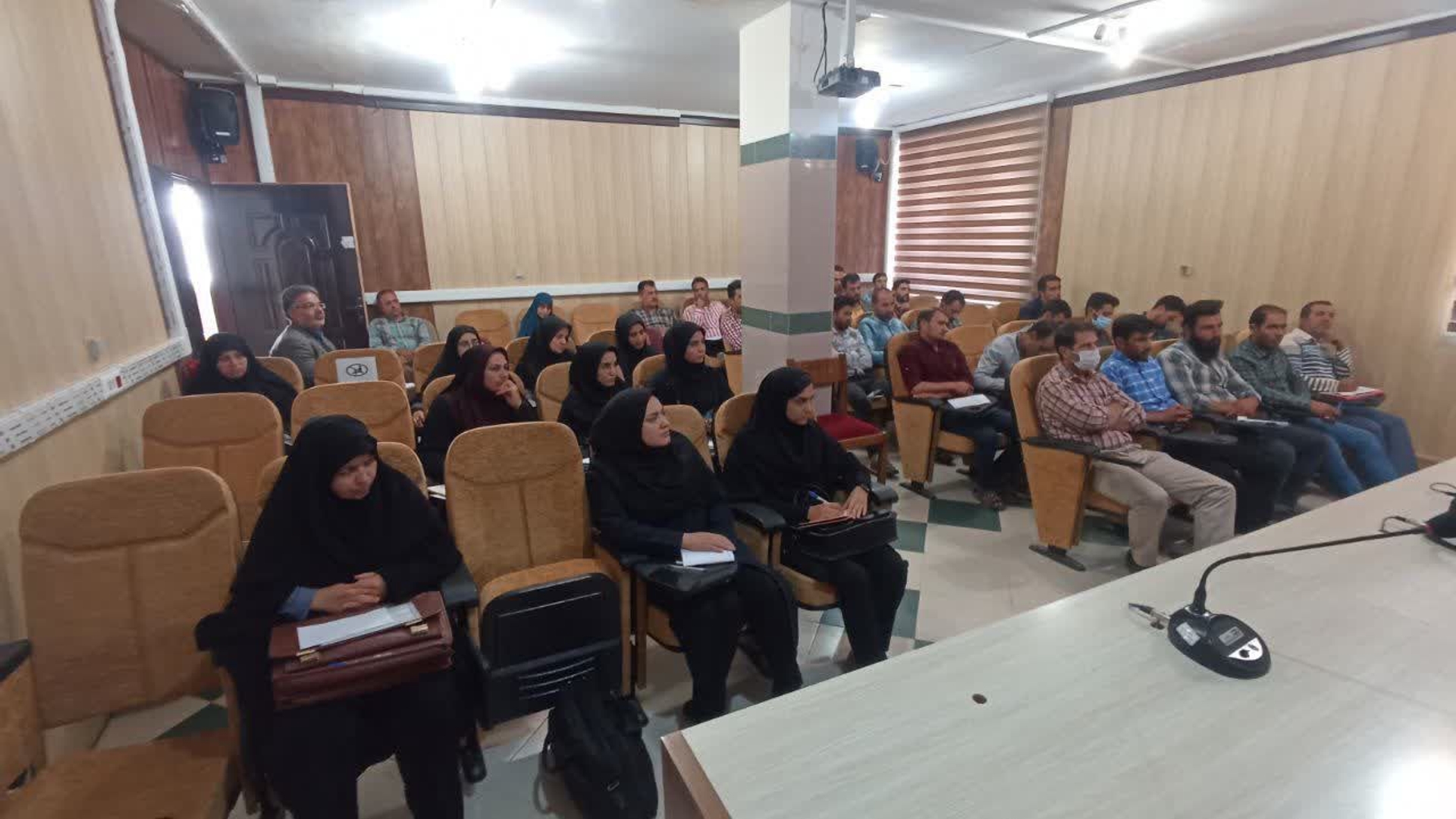 برگزاری کارگاه آموزشی با عنوان آیین نگارش و مکاتبات اداری ویژه دهیاران بخش سربند شهرستان شازند