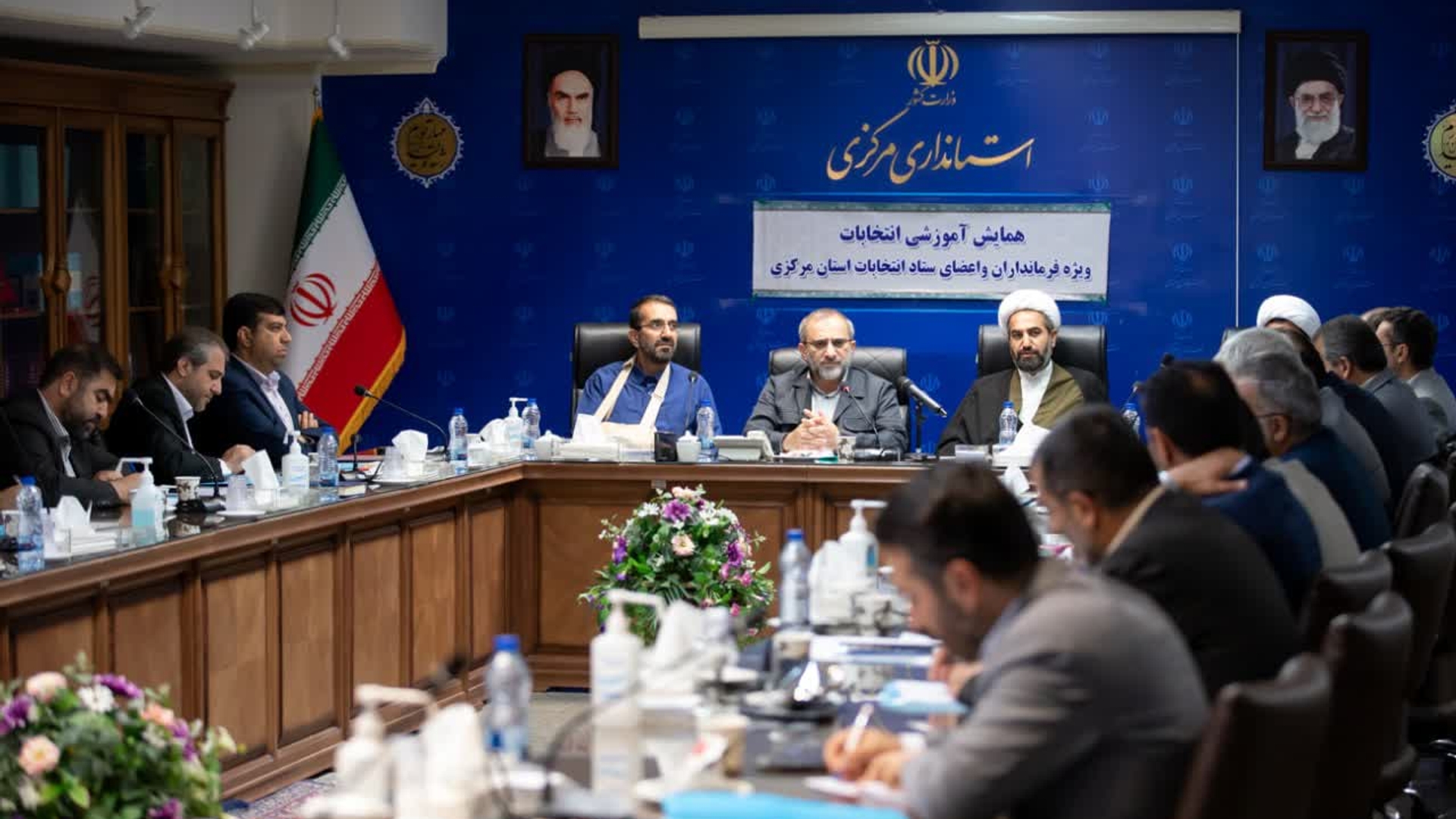 ستاد انتخابات استان مرکزی با حضور دکتر مخلص الائمه استاندار مرکزی، دکتر سید مجتبی آل یاسین معاون توسعه مدیریت و منابع استاندار و رییس کمیته پشتیبانی ستاد انتخابات، رئیس دفتر نظارت و بازرسی انتخابات، رئیس ستاد انتخابات استان، فرمانداران و مدیران مرتبط برگزار شد.