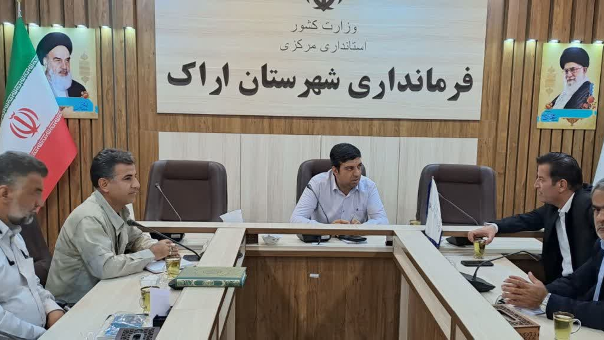 🍁☘️  نشست هم اندیشی فرماندار  شهرستان اراک دکتر هادی با رئیس هیئت امنا مهندس عباسی، عضو هیئت امنا و مدیر مرکز افق( اجتماعی ،فرهنگی و قرآنی )