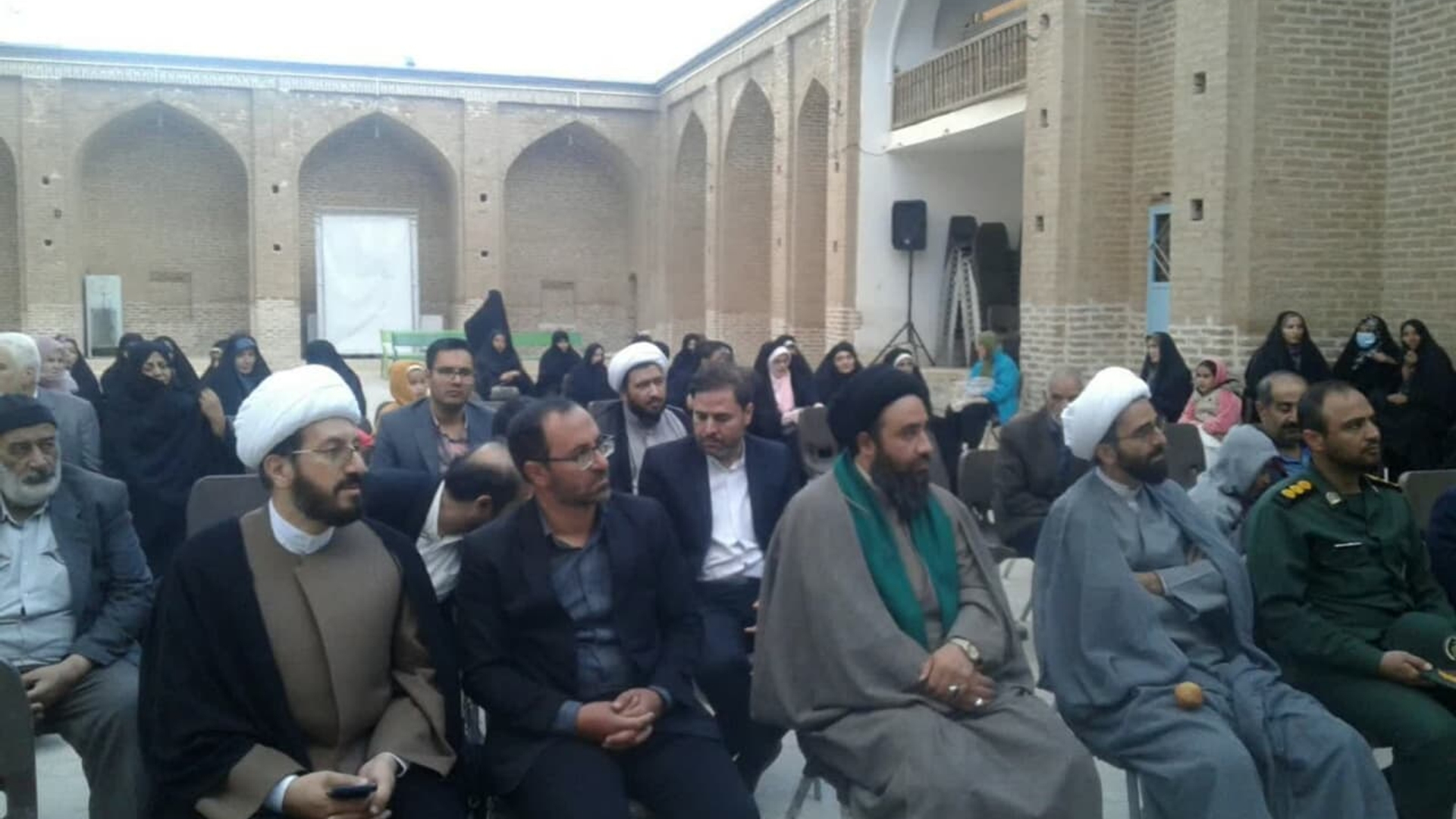 محفل انس با قرآن در دومین روز از هفته وقف با عنوان #وقف_قرآن_سنت_نبوی_سیره_معصومین ع ) با حضور جواد اتابکی فرماندار شهرستان تفرش، حجت الاسلام کرمی رئیس اداره وقف و امور خیریه و جمعی از مسئولین به همراه مردم ولایت مدار شهرستان تفرش در حرم مطهر #امامزاده_محمد (ع) تفرش برگزار شد.