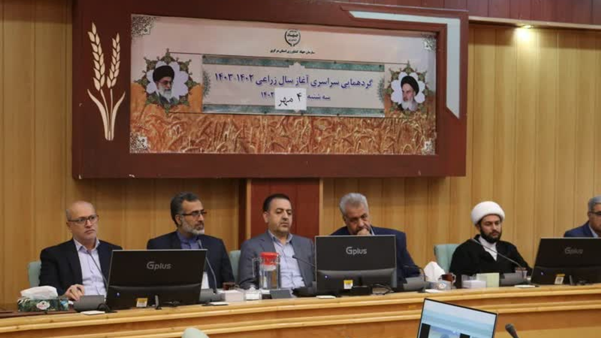 🌾رشد ۳۲ درصدی خرید تضمینی گندم در استان مرکزی- ۲۵۵ هزار تن گندم خریداری شد

🔹آیین آغاز سال زراعی ۱۴۰۳-۱۴۰۲ و چهارمین سال اجرای طرح جهش تولید در دیمزارها صبح سه‌شنبه ۴ مهرماه با حضور وزیر جهاد کشاورزی، تعدادی مدیران این وزرتخانه، مسئولان ستاد اجرایی فرمان امام (ره) و به صورت ارتباط برخط با مراکز استان‌ها در محل وزارت جهاد کشاورزی برگزار شد.

🔹این آیین در استان مرکزی نیز همزمان با سراسر کشور با حضور معاون هماهنگی امور اقتصادی و توسعه منطقه‌ای استاندار، جمعی از مدیران جهاد کشاورزی و فعالان بخش کشاورزی در اراک و سایر شهرستان‌ها برگزار گردید.

میرزاخانی، معاون استاندار:
🔸خرید تضمینی گندم در استان مرکزی امسال نسبت به مدت مشابه سال گذشته ۳۲ درصد افزایش یافت و ۲۵۵ هزار و ۵۰۰ تن گندم از کشاورزان استان خریداری شد که همسو با کشور روند افزایشی را نشان می‌دهد.

🔸با توجه به پیش‌بینی سازمان هواشناسی مبنی بر افزایش بارندگی‌ها در پاییز امسال و با استفاده از بذور گواهی شده و رعایت اصول فنی کاشت، امید است در سال آینده نیز تولید گندم در مزارع دیم استان نسبت به سال جاری افزایش یابد.

🔸افزایش کیفیت گندم استان مرکزی علاوه بر افزایش تولید این محصول از دیگر دستاوردهای سازمان جهاد کشاورزی استان است که امیدواریم همچنان شاهد افزایش بیش از پیش آن باشیم چراکه در راستای افزایش کیفیت نان تولیدی باید افزایش کیفیت گندم تولیدی در دستور کار قرار گیرد.

سه‌شنبه ۴ مهرماه ۱۴۰۲