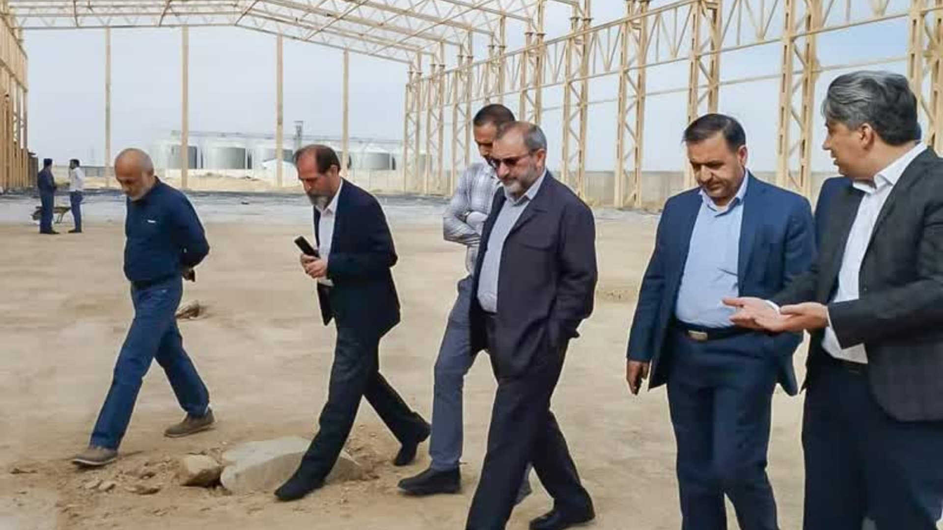 ⚙️ بازدید استاندار مرکزی از شرکت کارا

🔹استاندار مرکزی به همراه معاون هماهنگی امور اقتصادی و توسعه منطقه‌ای، از گروه صنعتی کارا بازدید کرد.

🔸در این بازدید موضوع طرح توسعه این واحد صنعتی مورد بررسی قرار گرفت و استاندار دستورات لازم به منظور طرح مسئله در کارگروه تسهیل و رفع موانع تولید و ستاد اقتصاد مقاومتی استان را صادر کرد.

🔹شرکت کارا، تنها تولید کننده تجهیزات اتوماسیون جوشکاری و برشکاری و همچنین تولیدکننده تجهیزات تولید استراکچر، ماشین‌ها، تجهیزات تولید مخازن تحت فشار و پالایشگاهی و تجهیزات خاص صنعتی است.

#استان_مرکزی 
#رفع_موانع_تولید

یکشنبه ۹ مهرماه