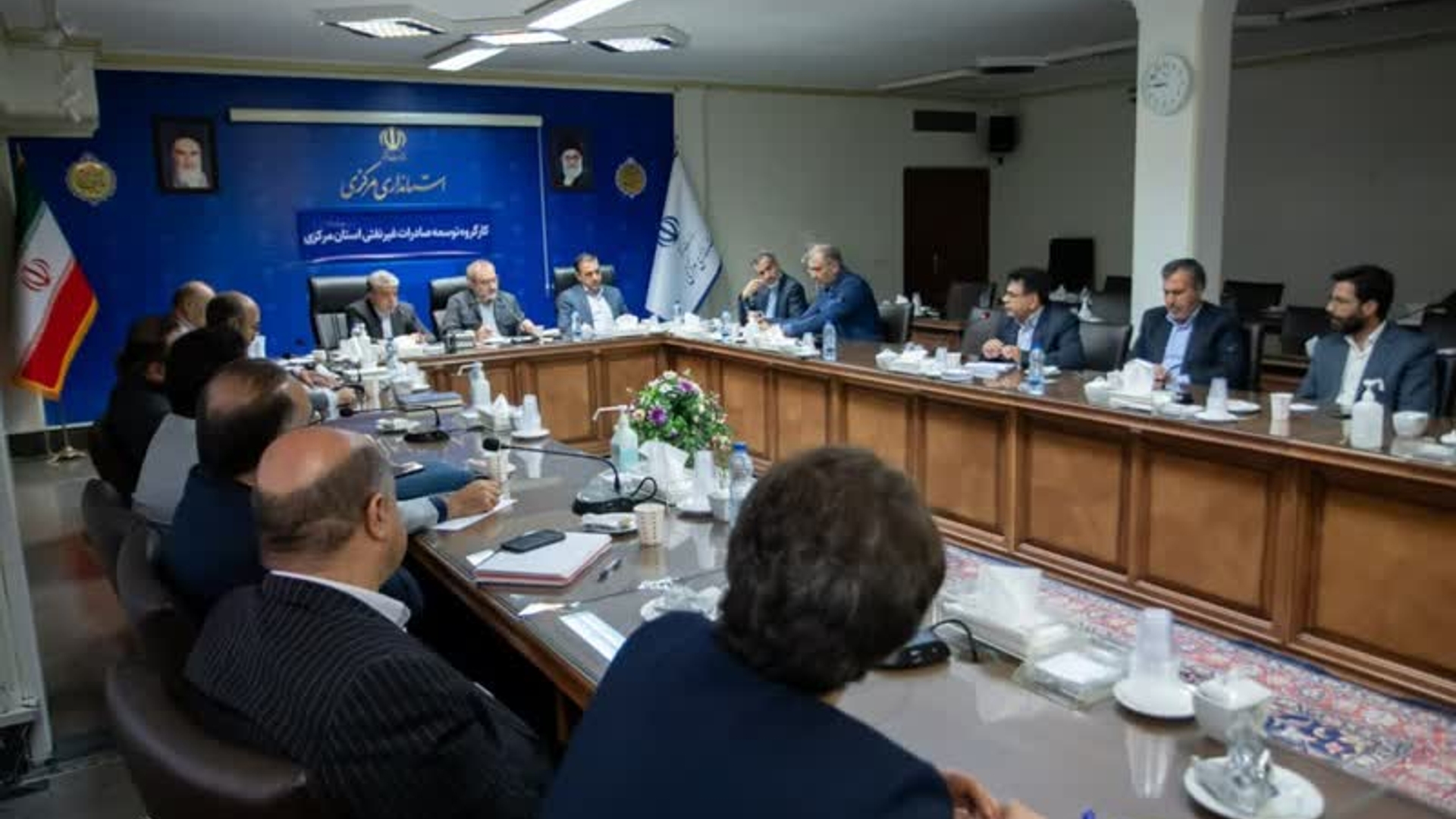 🔹کارگروه توسعه صادرات غیرنفتی استان مرکزی به ریاست استاندار و با حضور سایر اعضا برگزار شد.

استاندار:
🔸صادرات از جمله متغیرهای کلان اقتصاد کشور است و آمار واردات و صادرات استان تابع شرایطی است که صرفاً بر مبنای گزارش گمرکات قابل تحلیل نیست.

🔸بخش غیردولتی باید موانع عمده‌ای که در قالب کارگروه توسعه صادرات استان قابل حل هستند را با راهکار پیشنهادی مطرح و بخش دولتی نیز پس از بررسی کارشناسی، متناسب با این مسائل از کارگروه مصوبه بگیرد.

🔸سال گذشته مصوبه تأسیس مرکز لجستیک استان اخذ شده که اخیراً به دهکده ارتقا یافت و امیدواریم با شکل‌گیری این دهکده و بندر خشک در استان اتفاقات خوبی در حوزه تبادلات تجاری استان شکل بگیرد.

🔸در بخش صادرات استان در زمینه فرش و صنایع دستی، کشاورزی و در صنعت شاهد افزایش و در خام فروشی کاهش داشته‌ایم لذا باید با توجه به مزیت‌ها و موفقیت‌ها، مسیر رشد را با جدیت دنبال کنیم.

معاون هماهنگی امور اقتصادی استاندار:
🔸با توجه به اینکه تجار نمی‌توانند به تنهایی به بازار برخی کشورها ورود کنند لذا اتاق بازرگانی و سازمان صمت باید به دنبال ایجاد و تقویت کنسرسیوم‌های صادراتی باشند.

🔹در این نشست ضمن بررسی آخرین وضعیت تبادلات تجاری استان در نیمه نخست سال و موضوع بازگشت ارز حاصل از صادرات، همچنین آمادگی برای برپایی پانزدهمین نمایشگاه بین‌المللی سنگ ایران در محلات و برگزاری نمایشگاه صنعت استان، ارزیابی و تصمیمات لازم اتخاذ شد.

#استان_مرکزی 
#توسعه_صادرات

دوشنبه ۱۰ مهرماه