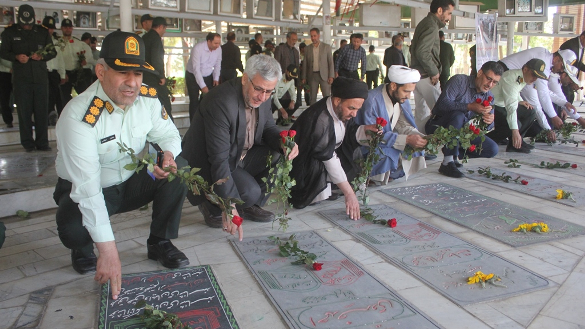 قبور مطهر شهدای شهرستان خمین بمناسبت هفته نیروی انتظامی گلباران شد
