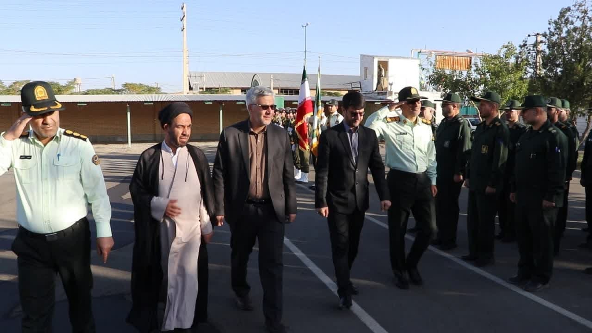 صبحگاه مشترک نیروهای نظامی و انتظامی خمین بمناسبت هفته نیروی انتظامی برگزار شد