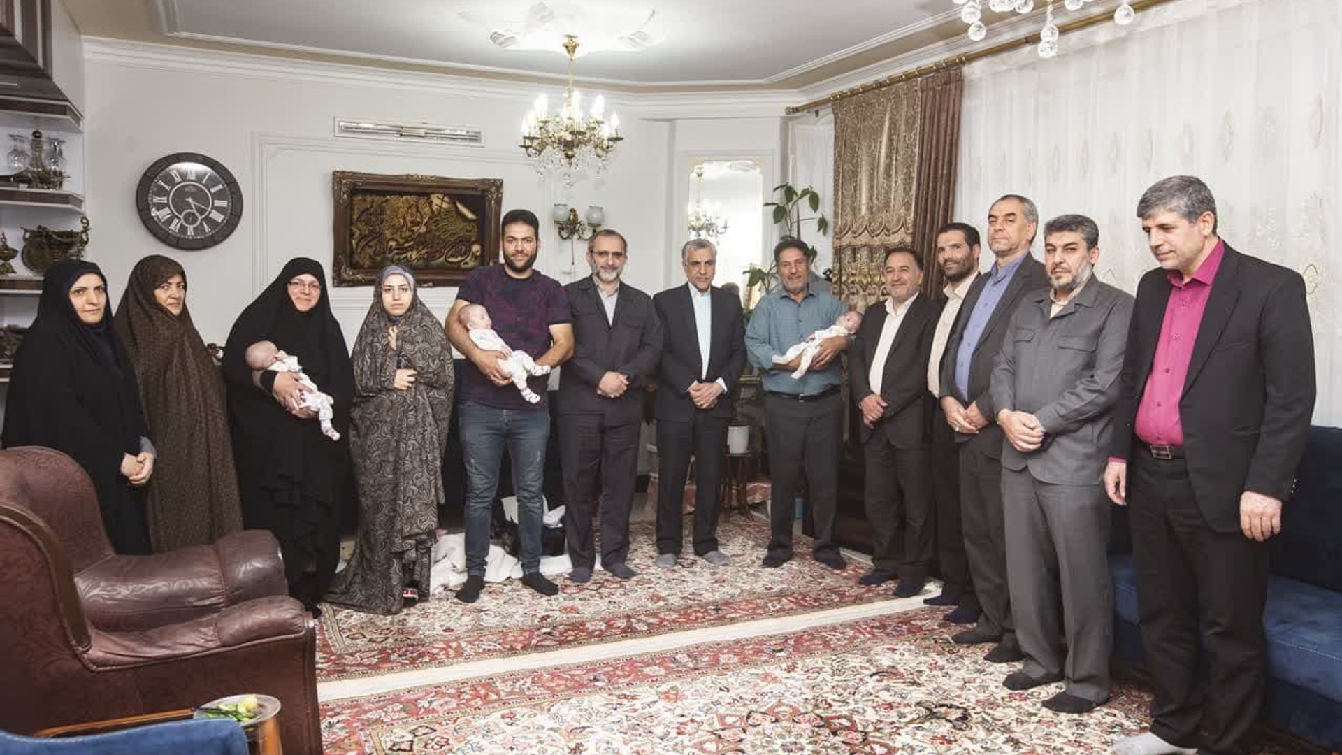 دیدار استاندار مرکزی با خانواده‌های خوش‌جمعیت- دولت مردمی به حمایت از جوانی جمعیت متعهد است.

دکتر مخلص الائمه، استاندار مرکزی با هدف بررسی مسائل  و مشکلات خانواده‌های خوش‌جمعیت استان، با خانواده‌ای که به تازگی صاحب ۳ قلو شدند و یک خانواده ۸ فرزندی، در اراک دیدار نمودند.

🔸در این دیدارکه مفتح زاده مدیر کل دفتر امور بانوان وخانواده استانداری و  جمعی از مدیران استانی نیز حضور داشتند ؛دکتر مخلص الائمه ضمن تأکید بر این مهم  که دولت مردمی به حمایت از موضوع تعالی خانواده و جوانی جمعیت متعهد است؛ دستوراتی را به مدیران حاضر  در جهت حمایت و رسیدگی به مسائل و مشکلات این دو خانواده خوش‌جمعیت صادر نمودند.

شایان ذکر است هفته گذشته ۳۱۱ قطعه زمین در شهر مهاجران در راستای اجرای ماده ۴ قانون حمایت از خانواده و جوانی جمعیت به خانواده‌های دارای ۳ فرزند و بیشتر واگذار شد، همچنین پیش‌تر در سالروز ازدواج حضرت علی(ع) و حضرت زهرا (س) ۹۷ قطعه زمین در شهر جدید امیرکبیر به خانواده‌های واجد شرایط، واگذار شده بود.

در حال حاضر استان مرکزی در پرداخت وام فرزندآوری رتبه سوم کشور را دراختیار دارد.    
چهارشنبه ١٢  مهر