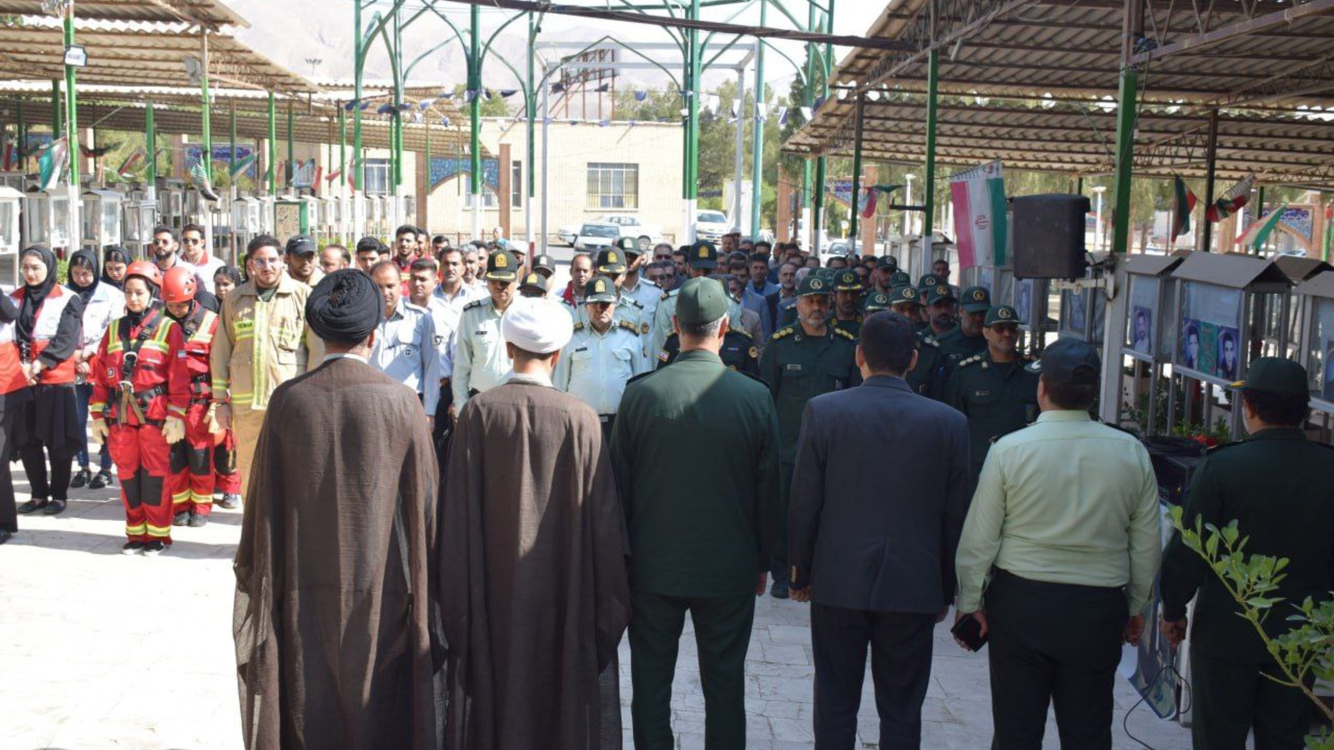 مراسم مهمانی لاله ها و غبار روبی و گلباران قبور مطهر شهدا در شهرستان محلات برگزار شد.