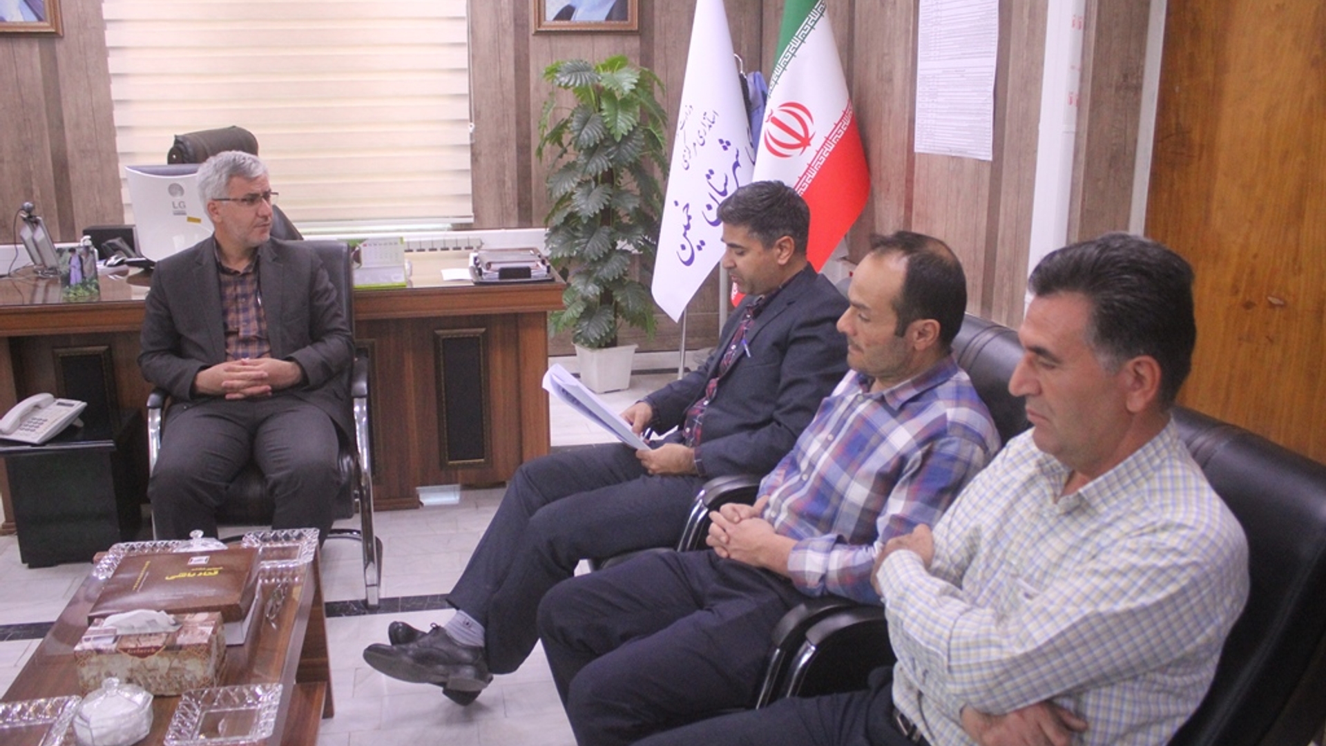 رئيس و كاركنان اداره پست شهرستان با فرماندار خمين ديدار كردند