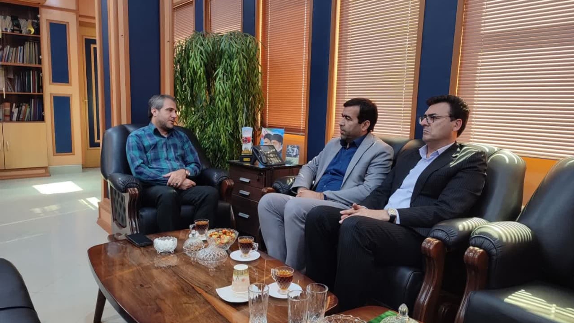 حسینی مدیر کل تامین اجتماعی استان مرکزی به همراه رییس این نهاد در ساوه با مهدی الیاسی معاون استاندار و فرماندار ویژه شهرستان ساوه دیدار و گفت و گو کردند.