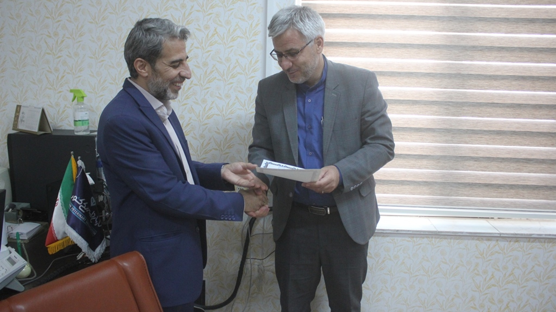 فرماندار با رئیس و کارکنان دامپزشکی خمین دیدار کرد.