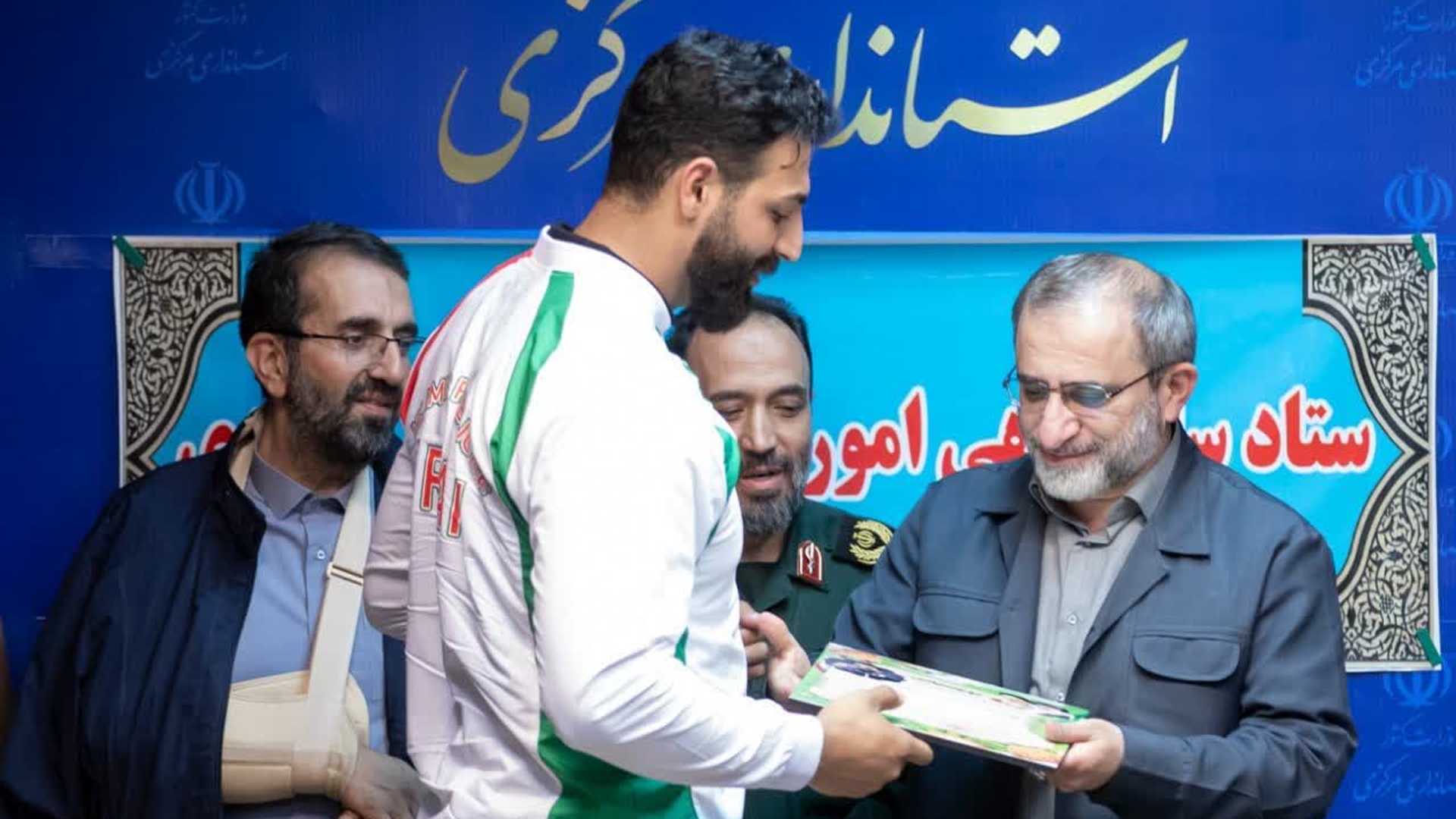 تجلیل استاندار مرکزی از ورزشکار طلایی استان در بازی‌های آسیایی