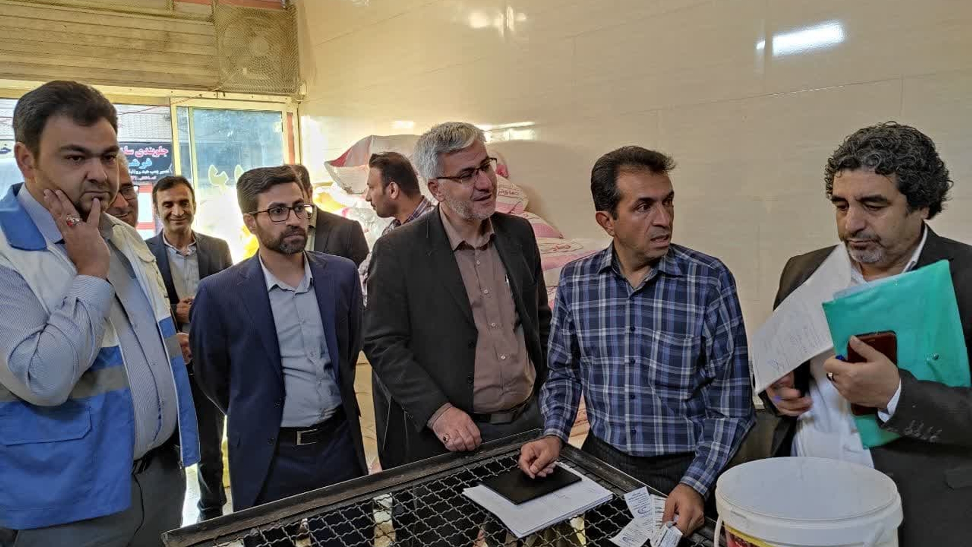 فرماندار از تعدادی از واحدهای نانوایی سطح شهر خمین بازدید کرد.