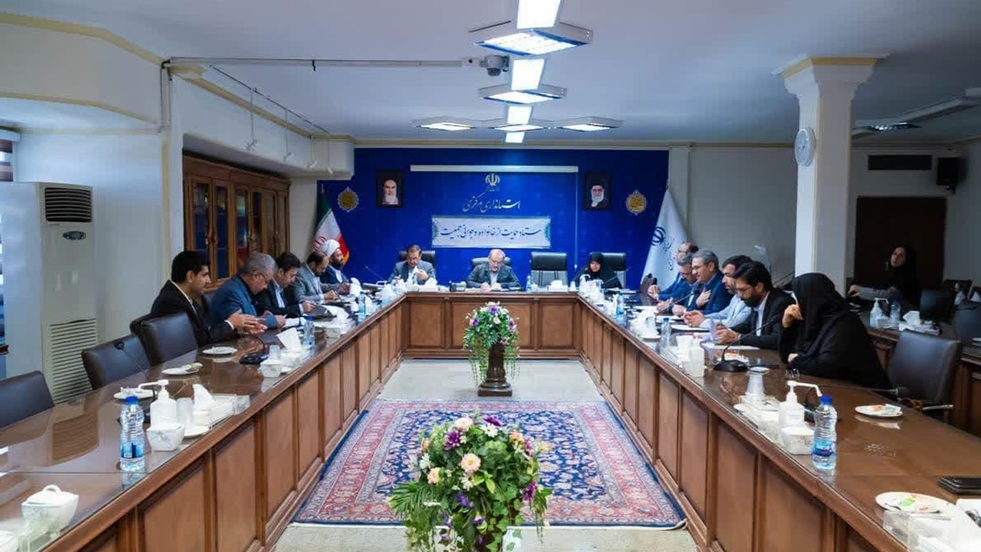 هفتمین جلسه ستاد حمایت از خانواده و جوانی جمعیت استان با محوریت کمیته اقتصادی ذیل ستاد به ریاست مخلص الائمه استاندار مرکزی و با حضور  میرزاخانی معاون هماهنگی امور اقتصادی ،مفتح زاده مدیرکل امور بانوان و خانواده و جمعی از مدیران برگزار شد.

استاندار مرکزی:
مسائل اولویت‌دار زیاد هستند اما مسئله جمعیت جزو اولویت‌های جدی است و نباید به هیچ‌وجه از رأس مسائل خارج شود.

سازمان برنامه و بودجه، بانک مرکزی و وزارتخانه‌های مجری قانون حمایت از خانواده و جوانی جمعیت جهت بهره‌مندی مردم از مشوق‌های اقتصادی مقرر در قانون به تکالیف خود عمل کنند.

معاون هماهنگی امور اقتصادی استاندار:
همراهی مضاعف فعالین اقتصادی در حوزه جوانی جمعیت در کنار مسئولیت اجتماعی که دارند، در مواردی نیازمند ارائه مشوق‌هایی است که باید احصا و از طریق ستاد ملی پیگیری شود.

تشکیل ۴ کمیته تخصصی در ستاد جمعیت استان مرکزی- اجرای قانون جمعیت تسهیل شود

مدیرکل دفتر امور بانوان و خانواده استانداری:
به منظور تسهیل در اجرای قانون جوانی جمعیت در استان با تأکید استاندار چهار کمیته تخصصی گفتمان و تبلیغ، سلامت و بهداشت، اقتصادی و بررسی‌های ویژه ذیل ستاد جمعیت تشکیل شد.

بررسی مفاد اقتصادی قانون جوانی جمعیت و تدوین بسته اقتصادی پیشنهادی جهت پیگیری استانی و انعکاس برخی موارد به ستاد ملی جوانی جمعیت از جمله موضوعات مطرح شده در این جلسه بود.  
شنبه ۲۲مهر ۱۴۰۲