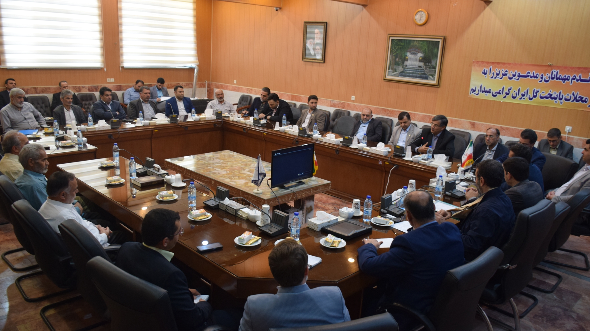 نشست هم اندیشی  فعالان سیاسی ، فرهنگی ، اجتماعی ، مذهبی ، معتمدین اندیشه ورز  ، اصناف و ... در فرمانداری شهرستان محلات برگزار شد.