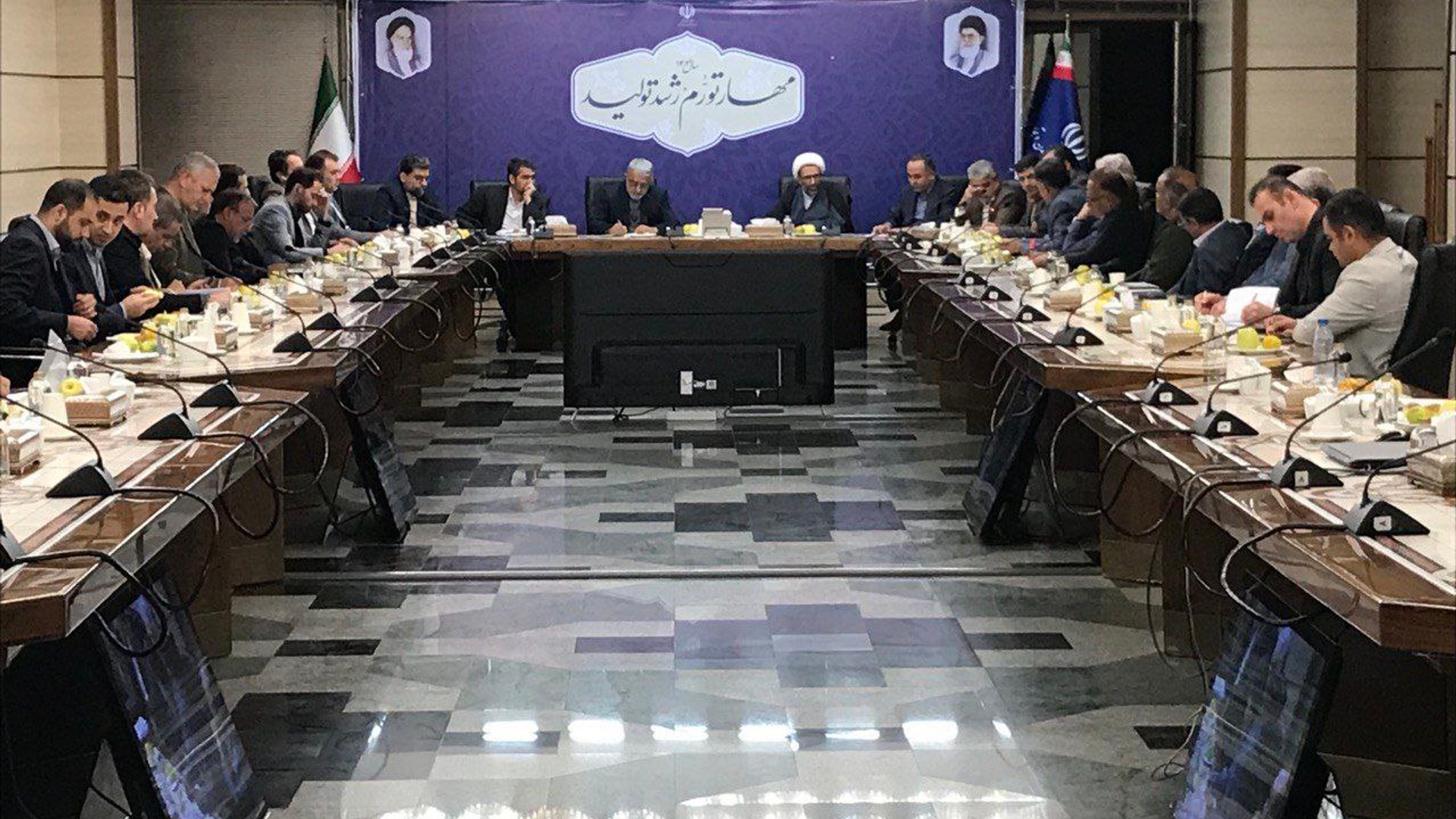 حضور سرپرست فرمانداری شهرستان محلات به اتفاق تعدادی از تولیدکنندگان و مدیران صنایع در وزارت صمت