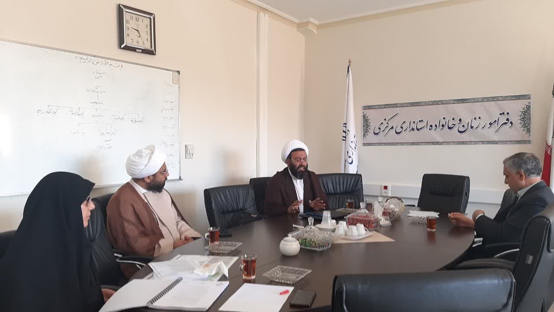 جلسه تدوین نقشه راه احرای  قانون حمایت  از خانواده  و جوانی جمعیت با حضور باقری  مدیر کل  دفتر اجتماعی و فرهنگی استانداری ، حجت الاسلام  تاج  آبادی  مسئول ستاد  مردمی  جمعیت  استان ، دکتر  قربانی  و نماینده صدا و سیما  در محل  دفتر  بانوان  برگزار  شد .      ٢٥-٠٧-١٤٠٢