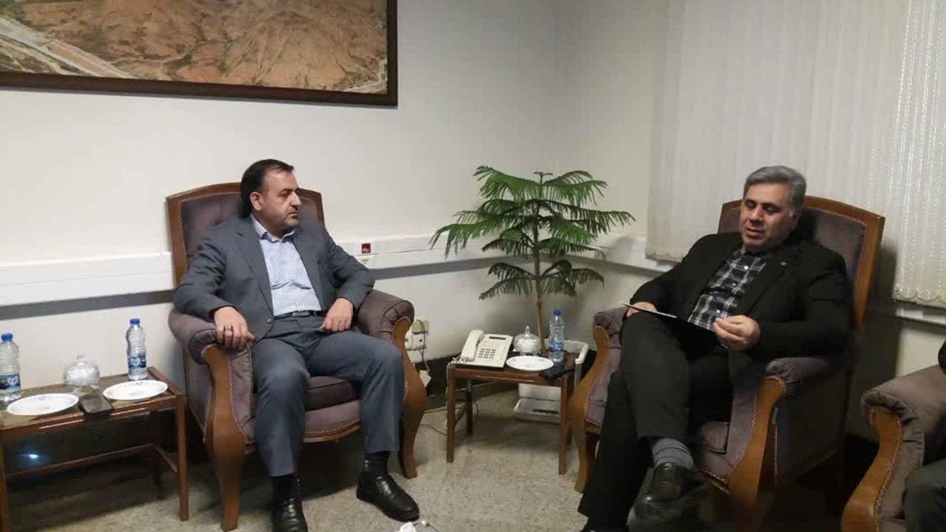 نشست اعضای هیات مدیره بانک توسعه تعاون با معاون هماهنگی امور اقتصادی وتوسعه منطه ای استانداری برگزار شد.
در این نشست وضعیت کلی بانک توسعه تعاون استان بررسی وگزارش کاملی ارائه گردید.از موفقیتهای این بانک در استان ،رتبه دوم در کلیه شاخص های عملکردی در بین استانهای کشور  وارتقاء شعبه مرکزی اراک به ممتاز و... بوده است.
سه شنبه ۱۴۰۲-۰۷-۲۵