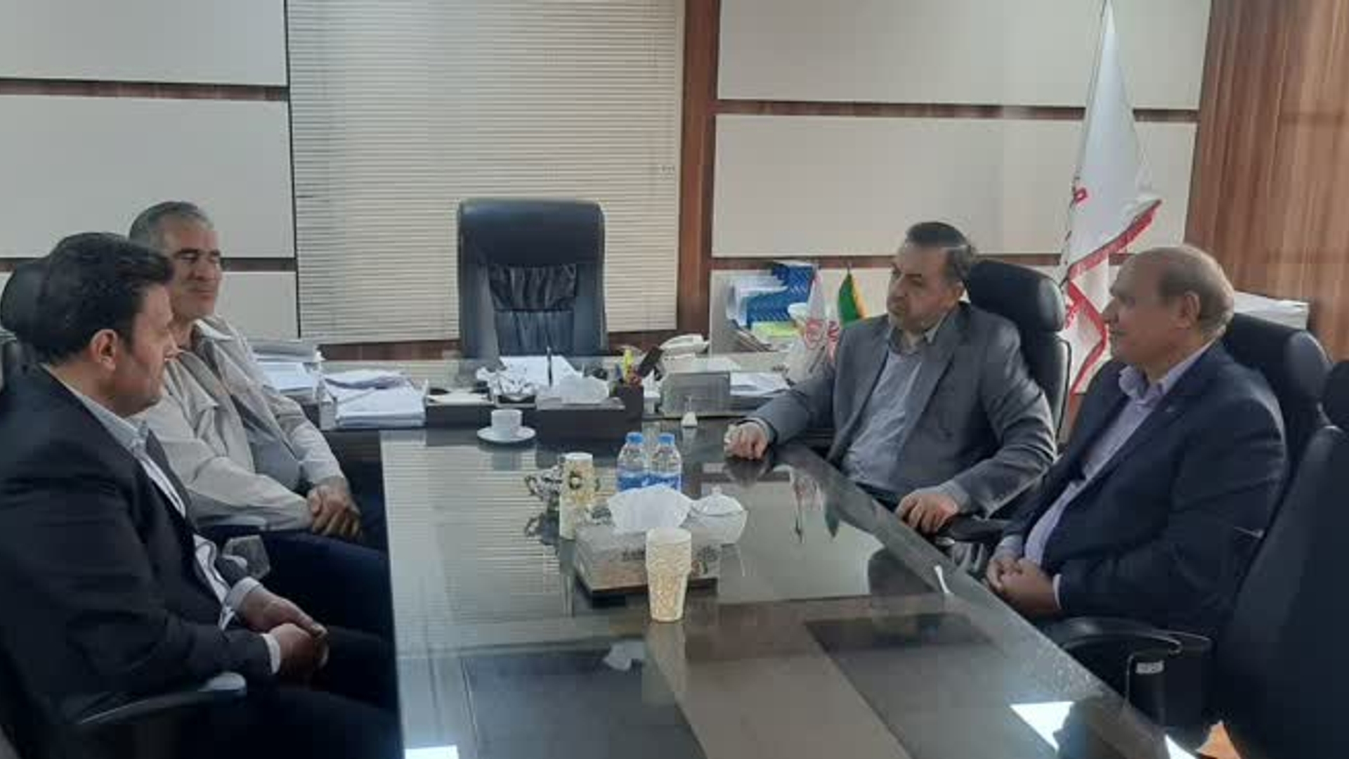 رفع موانع تولید در بازدیدهای میدانی 
به منظور بررسی آخرین وضعیت پیشرفت طرح توسعه شرکت ماهد آلومینیم واقع در شهرک صنعتی خیر آباد ، معاون هماهنگی امور اقتصادی از این طرح بازدید کرد.در این بازدید که مدیر بانک صنعت و معدن استان نیز حضور داشت،تامین ۱۵۰۰ میلیارد ریال از محل منابع داخلی در اجرای طرح مذکور مشارکت دارد.
همچنین تصمیمات لازم جهت پرداخت مابقی تسهیلات مصوب طرح در بخش ماشین آلات وهمچنین تامین سرمایه در گردش این واحد تولیدی اتخاذ گردید.
با راه اندازی این واحد تولیدی ۵۰۰ فرصت شغلی ایجاد خواهد شد.