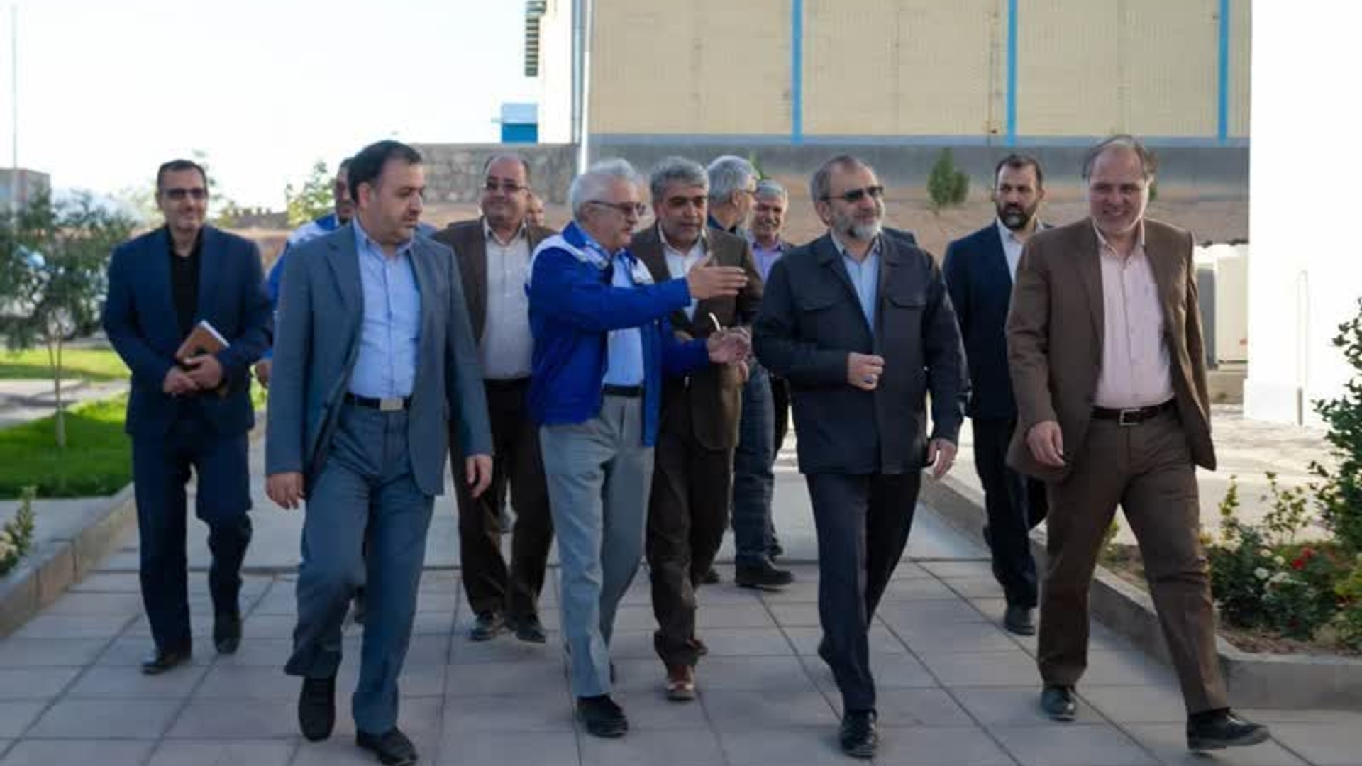 🏭استاندار مرکزی از پتروشیمی خمین بازدید کرد

🔸استاندار مرکزی، معاونین اقتصادی و عمرانی و جمعی از مدیران در جریان بازدید از مجتمع پتروشیمی «دی پلیمر آریا» ضمن حضور از بخش‌های مختلف این مجموعه، مسائلی از جمله موضوع تأمین خوراک پتروشیمی به منظور افزایش ظرفیت تولید را مورد بررسی قرار دارند.

🔸تولید این مجتمع از اردیبهشت‌ماه سال گذشته آغاز شده و با ظرفیت ۱۷۵ هزار تن درسال، ظرفیت تولید بیش از ٣٠ گرید پلی پروپیلن هموپلیمر را دارد.

🔸این واحد پتروشیمی که خوراک مورد نیازش را از پالایشگاه شازند تأمین می‌کند حدود ۱۷ درصد از پلی‌پروپیلن مورد نیاز صنایع پایین‌دستی کشور را تأمین می‌شود.

🔸پلی پروپیلن یکی از پرمصرف ترین و اساسی‌ترین پلیمرهای مورد استفاده در دنیا است که در گریدهای متنوع آن برای ساخت انواع قطعات پلاستیکی در صنایع مختلف استفاده می‌شود.