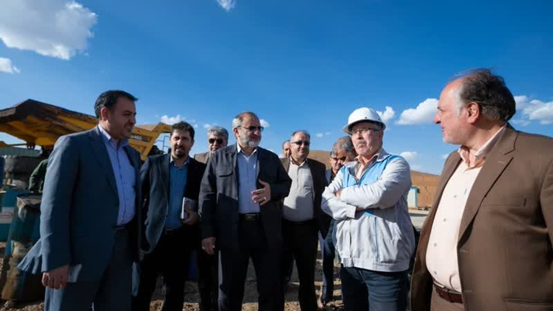 🟡بازدید استاندار مرکزی از سایت استخراج و فرآوری طلا در خمین

🔹در جریان سفر دکتر مخلص‌الائمه استاندار مرکزی به شهرستان خمین، ضمن بازدید از مجتمع «زر معدن اختران» مسائل این واحد فعال در حوزه شناسایی، اکتشاف، استخراج و فرآوری معادن، با حضور معاونین هماهنگی امور اقتصادی و عمرانی استاندار و جمعی از مدیران مرتبط مورد بررسی قرار گرفت.

🔸همچنین استاندار مرکزی بر حمایت بخش معدن از تولیدکنندگان داخلی ماشین‌آلات به ویژه هپکو به عنوان بزرگترین تولید کننده ماشین آلات معدنی و راهسازی در کشور و منطقه تأکید کرد.

🔹سایت معدنی «زر معدن اختران» در خمین از سال ۹۴ در حوزه استخراج و فرآوری طلا آغاز به فعالیت کرده و در حال حاضر با حدود ۴۴۰ هکتار محدوده معدنی ۵۰۰ نفر در این سایت اشتغال دارند.