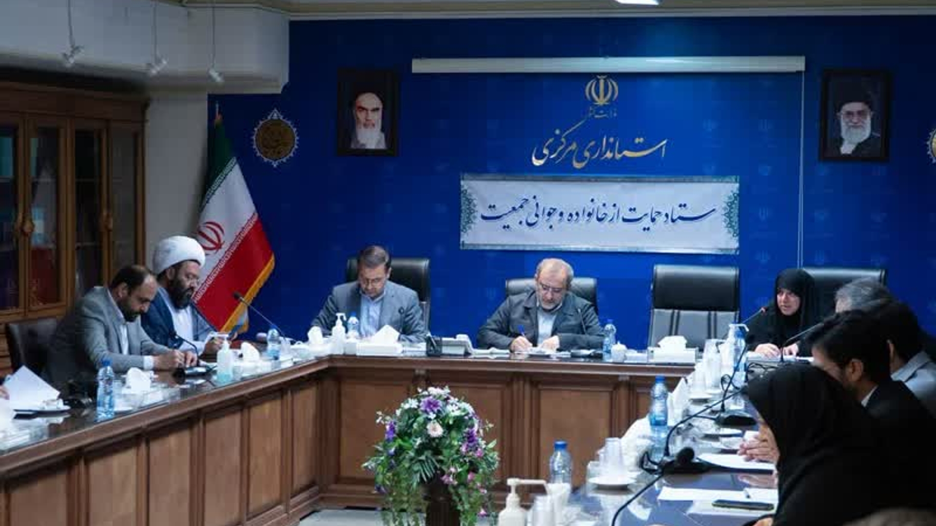 🔴دستگاه‌های ملی به تکالیف خود در قانون جوانی جمعیت عمل کنند- جمعیت در رأس مسائل

🔹روز شنبه نشست کمیته اقتصادی ستاد حمایت از خانواده و جوانی جمعیت استان به ریاست استاندار و با حضور معاون هماهنگی امور اقتصادی، مدیرکل امور بانوان و جمعی از مدیران دستگاه‌های اجرایی مرتبط برگزار شد.

استاندار مرکزی:
🔸مسائل اولویت‌دار زیاد هستند اما مسئله جمعیت جزو اولویت‌های جدی است و نباید به هیچ‌وجه از رأس مسائل خارج شود.

🔸سازمان برنامه و بودجه، بانک مرکزی و وزارتخانه‌های مجری قانون حمایت از خانواده و جوانی جمعیت جهت بهره‌مندی مردم از مشوق‌های اقتصادی مقرر در قانون به تکالیف خود عمل کنند.
moi.ir-x3LJD

🔻موانع اجرای مفاد اقتصادی قانون جوانی جمعیت احصا و پیگیری می‌شود

معاون هماهنگی امور اقتصادی استاندار:
🔸همراهی مضاعف فعالین اقتصادی در حوزه جوانی جمعیت در کنار مسئولیت اجتماعی که دارند، در مواردی نیازمند ارائه مشوق‌هایی است که باید احصا و از طریق ستاد ملی پیگیری شود.
moi.ir-x3LJx

🔻تشکیل ۴ کمیته تخصصی در ستاد جمعیت استان مرکزی- اجرای قانون جمعیت تسهیل شود

مدیرکل دفتر امور بانوان و خانواده استانداری:
🔸به منظور تسهیل در اجرای قانون جوانی جمعیت در استان با تأکید استاندار چهار کمیته تخصصی گفتمان و تبلیغ، سلامت و بهداشت، اقتصادی و بررسی‌های ویژه ذیل ستاد جمعیت تشکیل شد.

🔹بررسی مفاد اقتصادی قانون جوانی جمعیت و تدوین بسته اقتصادی پیشنهادی جهت پیگیری استانی و انعکاس برخی موارد به ستاد ملی جوانی جمعیت از جمله موضوعات مطرح شده در این نشست بود.