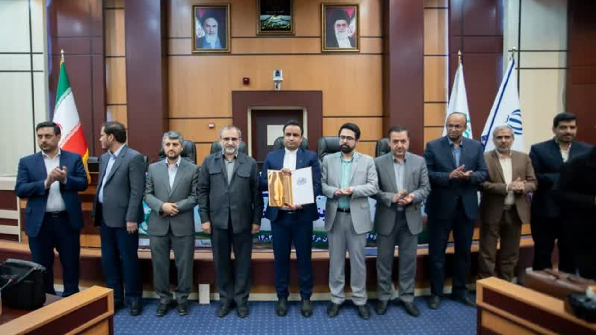 ⭕️مجموعه‌های دانش‌بنیان به سمت استانداردسازی محصولات گام بردارند- لزوم تدوین استاندارد آرد و نان کامل
🔹 همایش «تبیین استانداردهای دانش‌بنیان و نانو نماد» با حضور استاندار مرکزی، معاون هماهنگی امور اقتصادی وتوسعه منطقه ای ،معاون ارزیابی کیفیت سازمان ملی استاندارد ایران، اعضای ستاد اقتصاد دانش‌بنیان استان و فعالان این حوزه در اراک برگزار شد.
دکتر «مخلص‌الائمه» استاندار مرکزی:
🔸با توجه به ظرفیت‌های ایجاد شده توسط سازمان استاندارد، انتظار داریم مجموعه‌های دانش‌بنیان‌ برای استانداردسازی محصولات خود پیشتاز باشند.
🔸در استان مرکزی به عنوان قطب تولید و مهد صنعت کشور باید جایگاه خودمان را در حوزه دانش‌بنیان پیدا کنیم چراکه نسبت به ظرفیت‌های استان با عقب افتادگی نسبتا قابل توجهی در این بخش مواجه هستیم.
🔸استان مرکزی پیشتاز و پیشران نهضت احیای آرد و نان کامل است و  حدود ۱۰۰ نانوایی در سطح استان در حال طبخ و عرضه نان کامل هستند همچنین اولین و بزرگترین کارخانه آرد کامل کشور که بدون جوانه‌زدایی و سبوس‌گیری تولید آرد می‌کند در استان مرکزی مستقر است.
🔸متأسفانه استانداردهای لازم برای آرد کامل وجود ندارد و ممکن است که بعضا سودجویانی به این حوزه ورود کنند.
🔹همچنین در دیدار معاون ارزیابی کیفیت سازمان ملی استاندارد ایران با استاندار مرکزی، بر حرکت به سمت استانداردسازی محصولات دانش بنیان به عنوان پیش شرط تحقق اقتصاد دانش بنیان تأکید شد.
چهارشنبه ۱۴۰۲-۰۷-۱۹