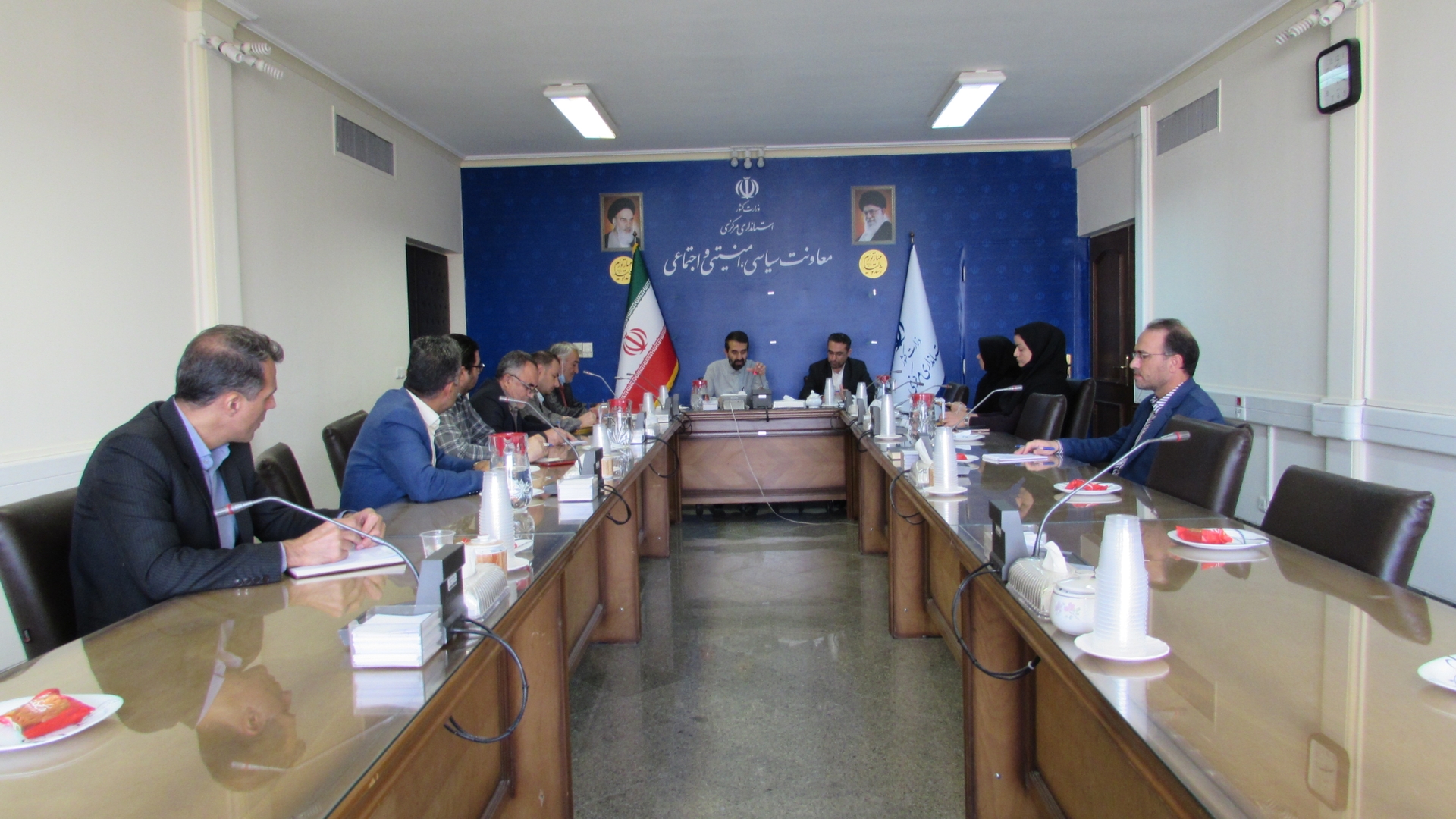 نشست با مدیر کل و کارشناسان دفتر سیاسی استانداری