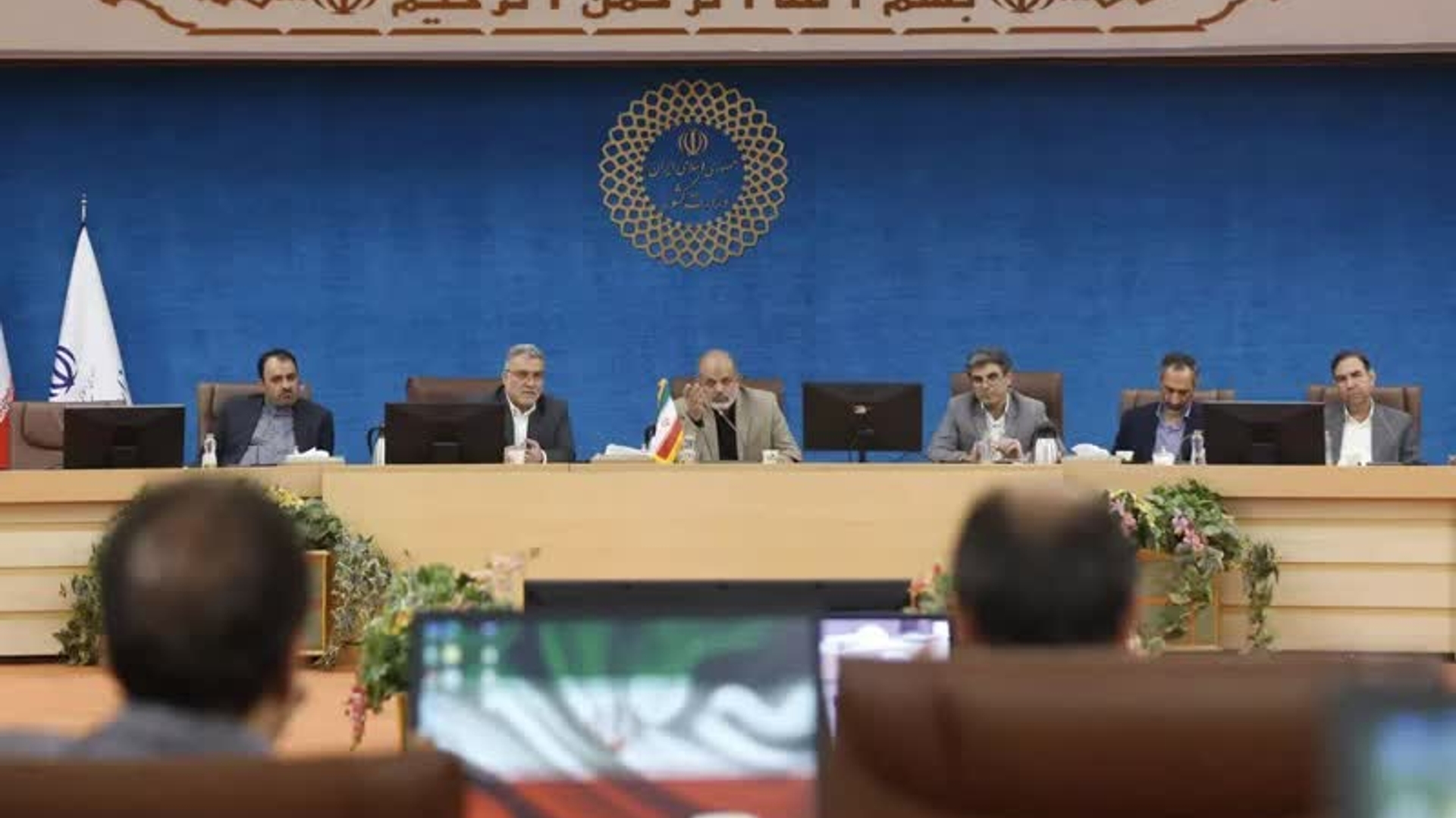 همایش معاونان اقتصادی استانداران سراسر کشور برگزار شد- وزیر کشور: استان‌ها باید به خودکفایی اقتصادی برسند

🔹همایش معاونان اقتصادی استانداری‌های سراسر کشور،  در سالن پیامبر اعظم (ص) وزارت کشور برگزار شد که «حسن میرزاخانی» معاون هماهنگی امور اقتصادی و توسعه منطقه‌ای استاندار مرکزی نیز در این نشست حضور داشت.

🔸دکتر احمد وحیدی در این نشست با تأکید بر اینکه معاونت‌های اقتصادی استانداری‌ها باید هشدارهای لازم را نسبت به مشکلات به صدا در آورند و به موقع برای حل آنها اقدام کنند، افزود: شناسایی به موقع مشکلات، پیش بینی آینده و ارائه راه حل، با رعایت این نکته که تلاش شود ابتدا مساله در استان حل و فصل شود، بر عهده معاونان اقتصادی است.
وی بار دیگر بر نقش معاونان اقتصادی استانداری‌ها در توسعه و پیشرفت استان تاکید کرد و گفت: با توجه به ماموریت‌های وزارت کشور به عنوان وزارتخانه میان‌دار و تسهیل‌گر، مسئول حل مشکلات اقتصادی استان‌ها هستید و مسائل را باید از طرق مختلف تا رسیدن به نتیجه پیگیری کنید.

🔸در همایش معاونان اقتصادی استانداری‌های سراسر کشور، رئیس کمیته امداد امام خمینی (ره) و معاون اقتصادی وزیر کشور در نوبت صبح و وزیر کشور و مشاور اقتصادی رئیس جمهوری در نوبت عصر به سخنرانی پرداختند.
چهارشنبه ۱۴۰۲-۰۷-۲۶