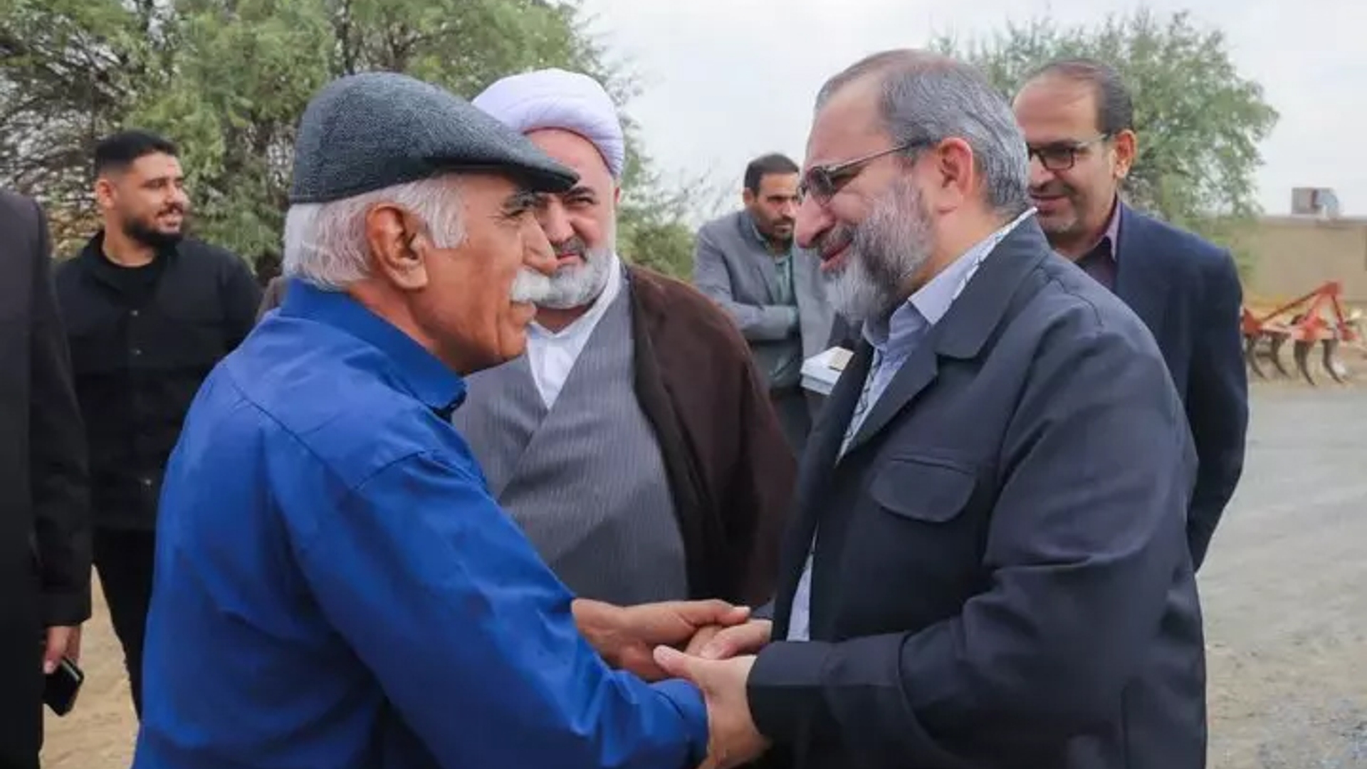 استاندار مرکزی از خانواده شهید مرزبانی «علی‌اکبر معصومی‌نژاد» تجلیل کرد