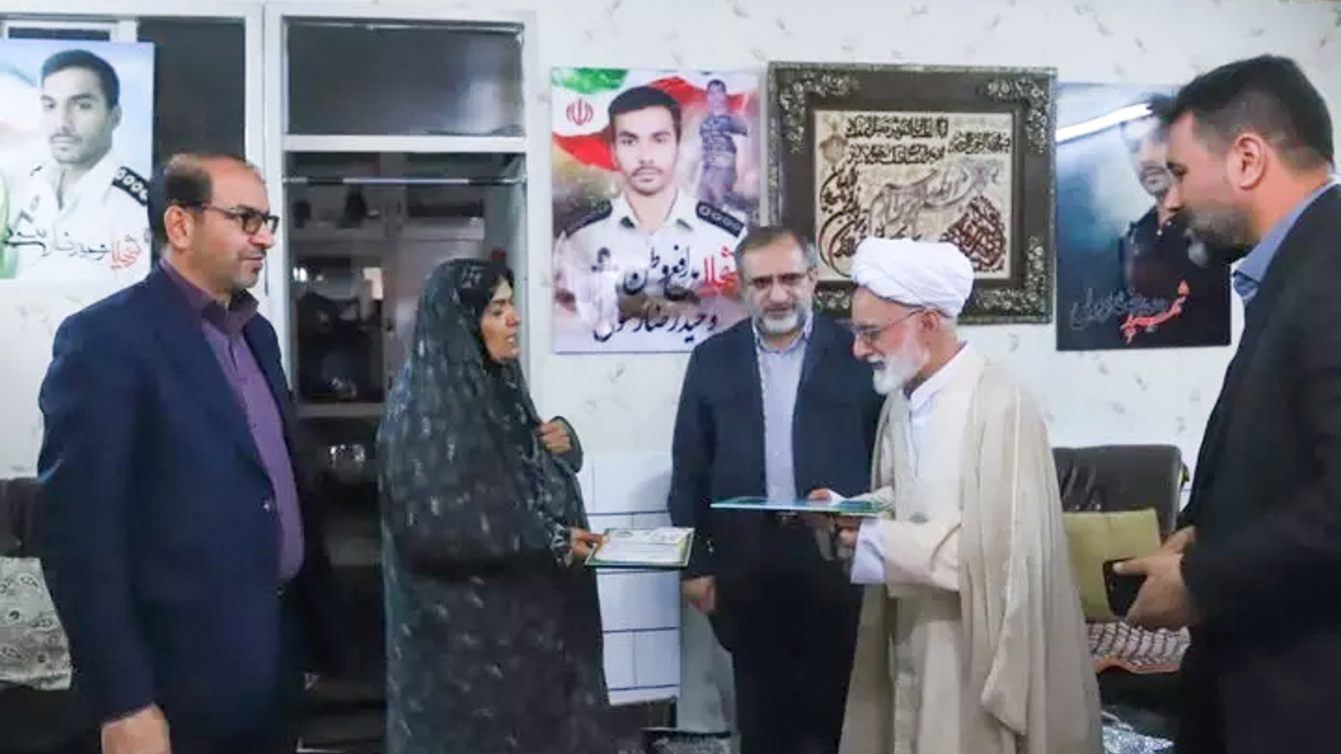 دیدار مسئولین استان مرکزی با خانواده شهید فراجا «وحیدرضا رسولی»