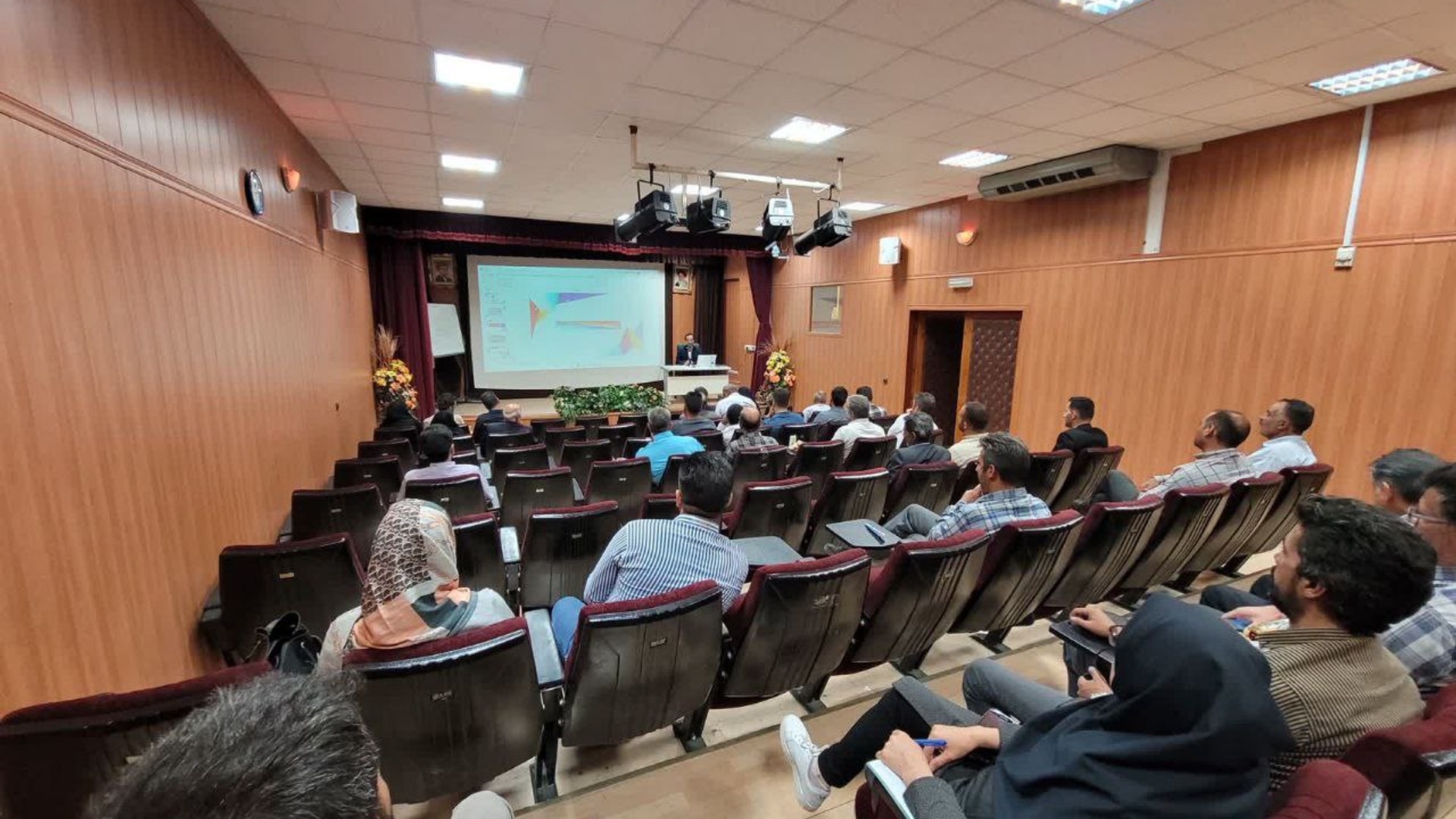 برگزاری کارگاه آموزشی آشنایی با قوانین و مقررات شوراهای اسلامی و نحوه راه اندازی دهیاری های جدیدالتاسیس.