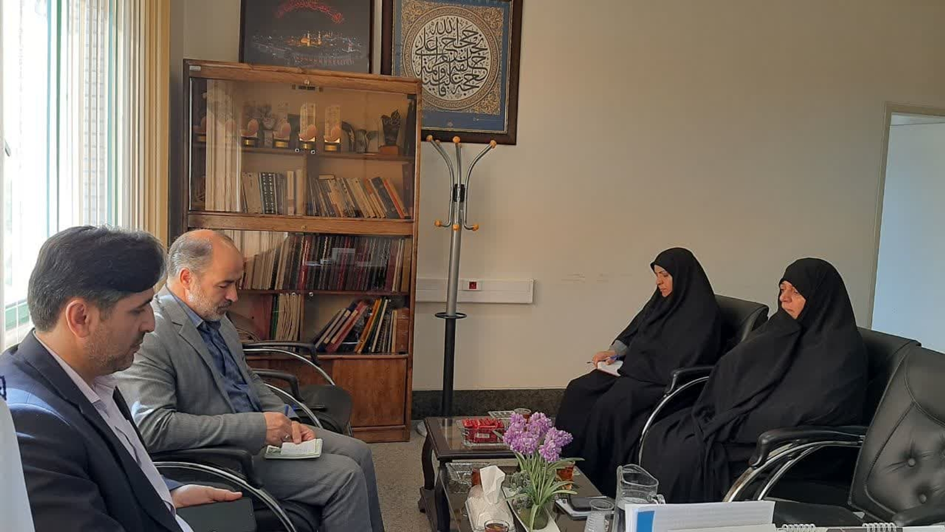 نشست مفتح زاده مدیر کل دفتر امور زنان و خانواده با طالبی مدیرکل روابط عمومی استانداری و متینی فرمدیر داخلی درمانگاه ثار الله پیرامون راه اندازی کلینیک درمان ناباروری دراین درمانگاه  .
سه شنبه ٢ آبان  ١٤٠٢