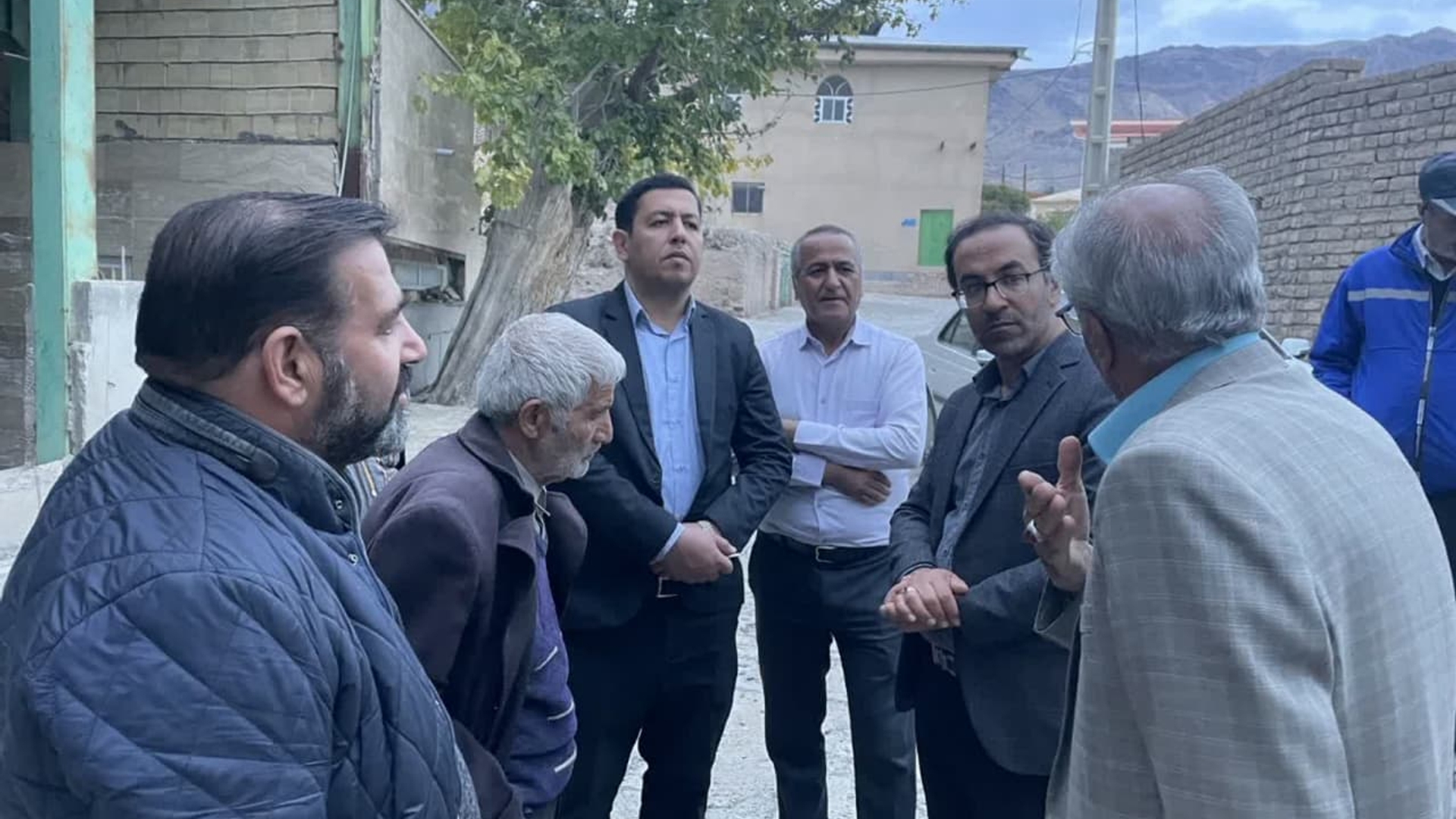 عصر امروز جواد اتابکی سرپرست فرمانداری به همراه محسن درودیان بخشدار مرکزی با حضور در روستای کهک ضمن دیدار با اهالی، مشکلات روستا و پروژه های در دست اقدام دهیاری را از نزدیک بررسی نمودند.