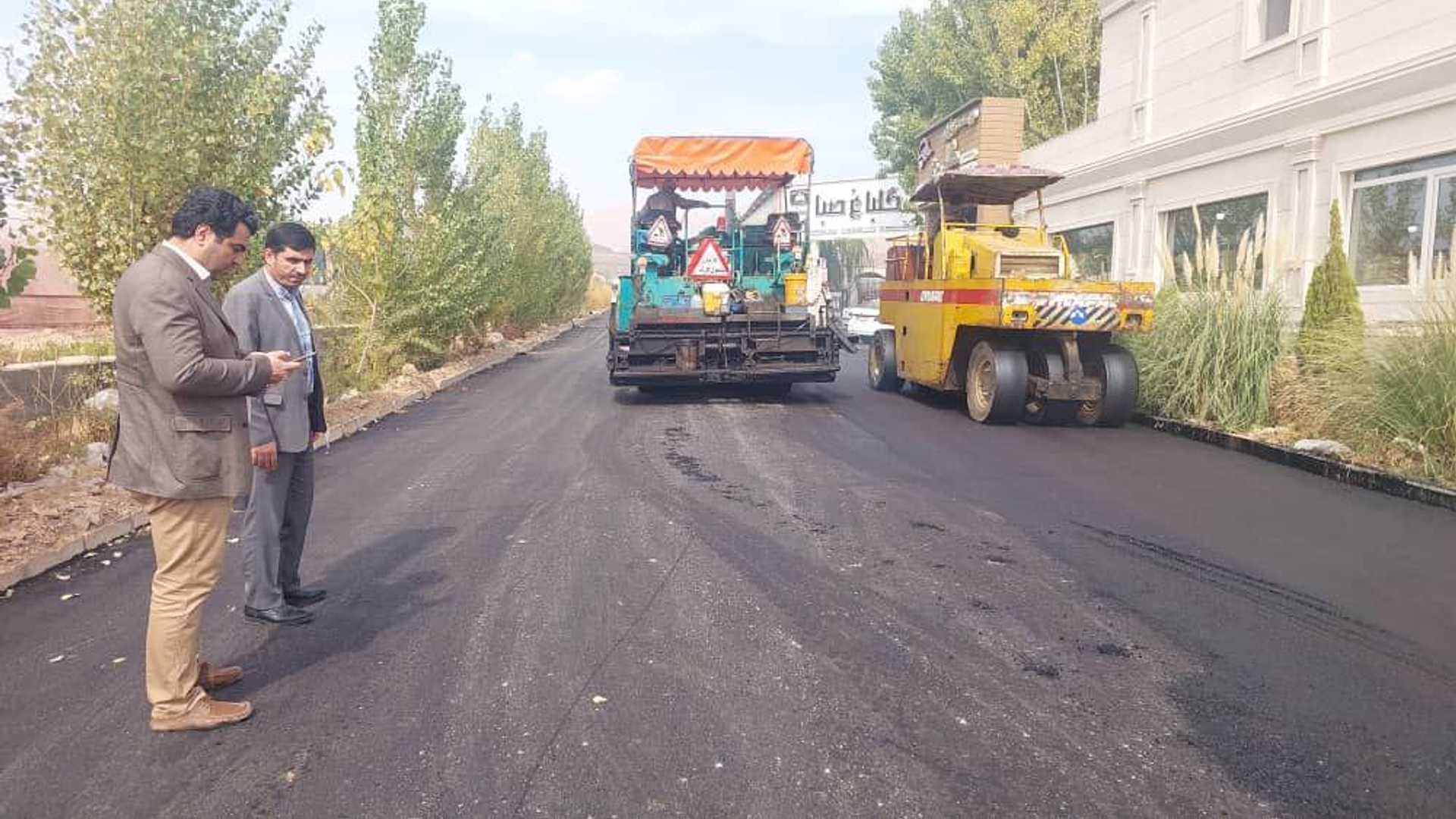 بررسی میدانی روند اجرای پروژه آسفالت معابر دهکده گل