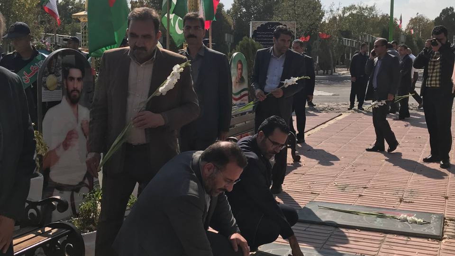 آیین گل افشانی قبور مطهر شهدا.