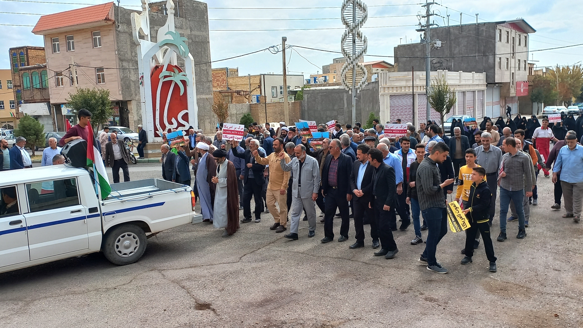 راهپیمایی مردم ولایتمدار بخش زاویه بعداز نمازجمعه و همگام و همصدا با مسلمانان و آزادیخواهان جهان در حمایت از مردم فلسطین و محکومیت جنایات رژیم صهیونیستی برگزار شد.