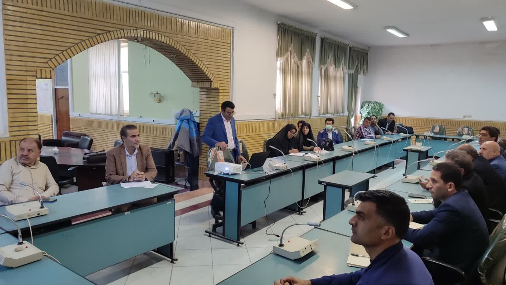 💠 برگزاری کارگاه آموزشی با عنوان آیین نگارش و مکاتبات اداری ویژه دهیاران بخش زاویه و مرکزی شهرستان زرندیه

🔹صبح روز دوشنبه مورخ ۲۴ مهر ماه سال جاری، کارگاه آموزشی آیین نگارش و مکاتبات اداری ویژه دهیاران بخش زاویه و مرکزی شهرستان زرندیه با حضور کارشناسان مربوطه و دهیاران تابعه این دو بخش در محل سالن جلسات بخشداری برگزار گردید.