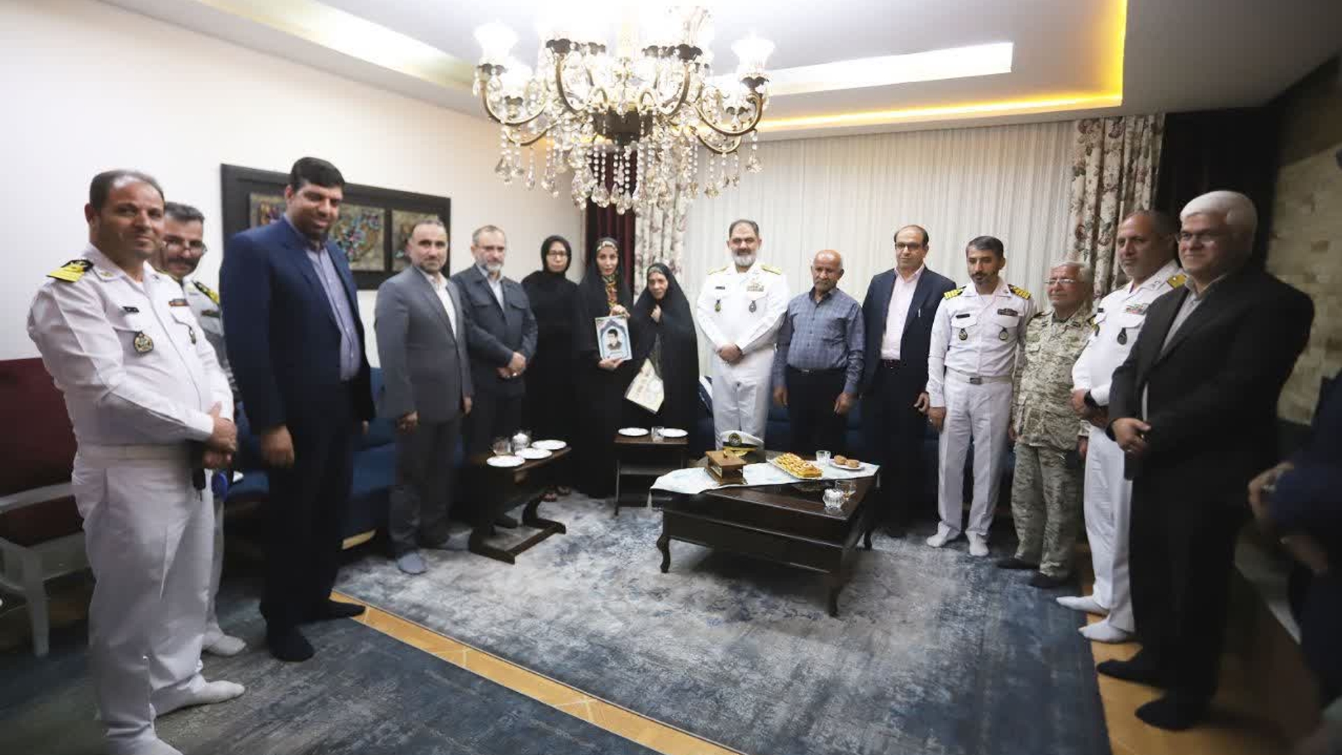 💠دریادار ایرانی با خانواده شهید نداجا «دشتی ساسانی» در اراک دیدار کرد