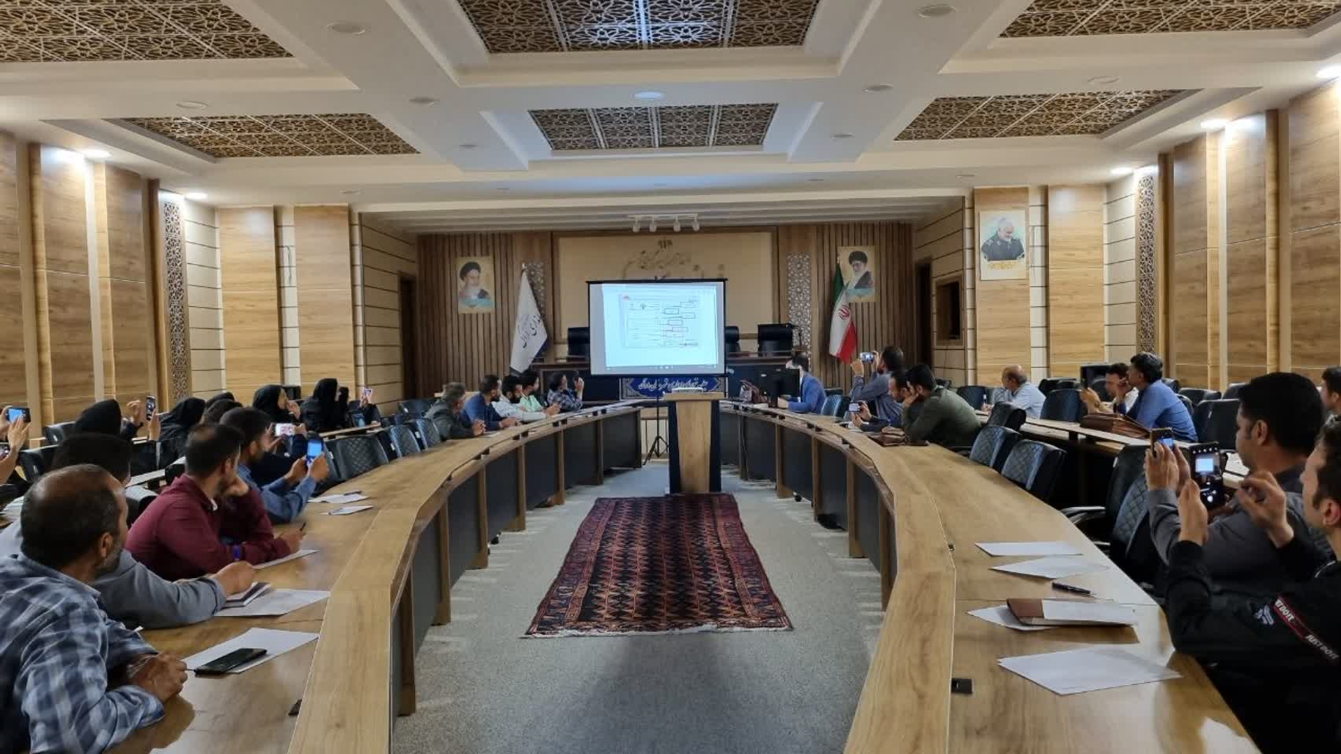 برگزاری کارگاه آموزشی با عنوان آیین نگارش و مکاتبات اداری ویژه دهیاران بخش مرکزی شهرستان اراک