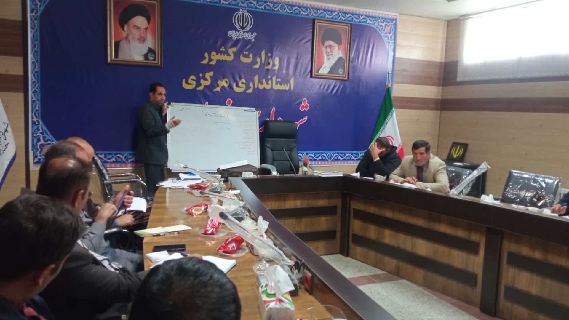 برگزاری کارگاه آموزشی با عنوان آیین نگارش و مکاتبات اداری ویژه دهیاران بخش مرکزی شهرستان خنداب