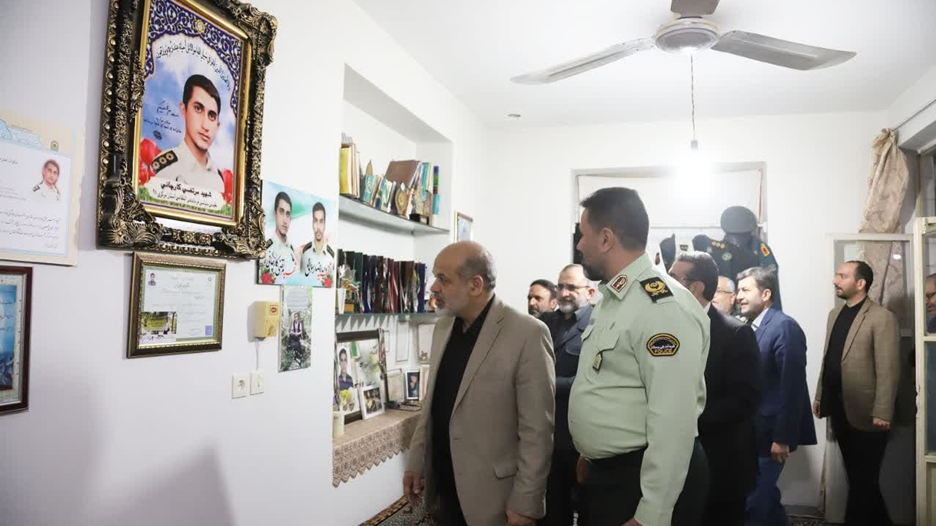 دیدار وزیر کشور با خانواده معظم شهید فراجا «مرتضی کارچانی» در اراک