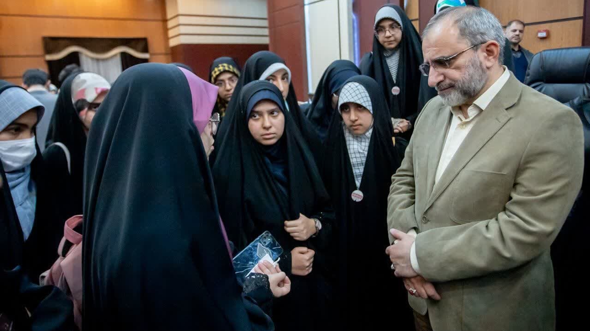 گفتگوی صریح و صمیمی دانش‌آموزان با استاندار مرکزی-پای حرف آینده‌سازان ایران